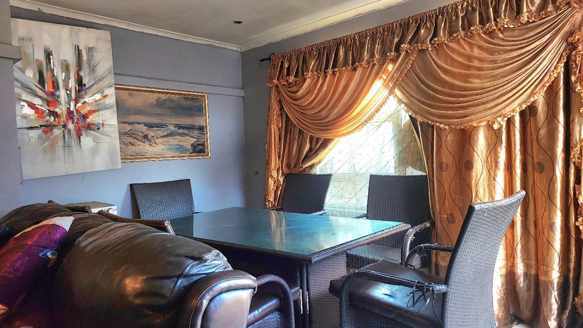 Dining Room of property in Joe Slovo Park