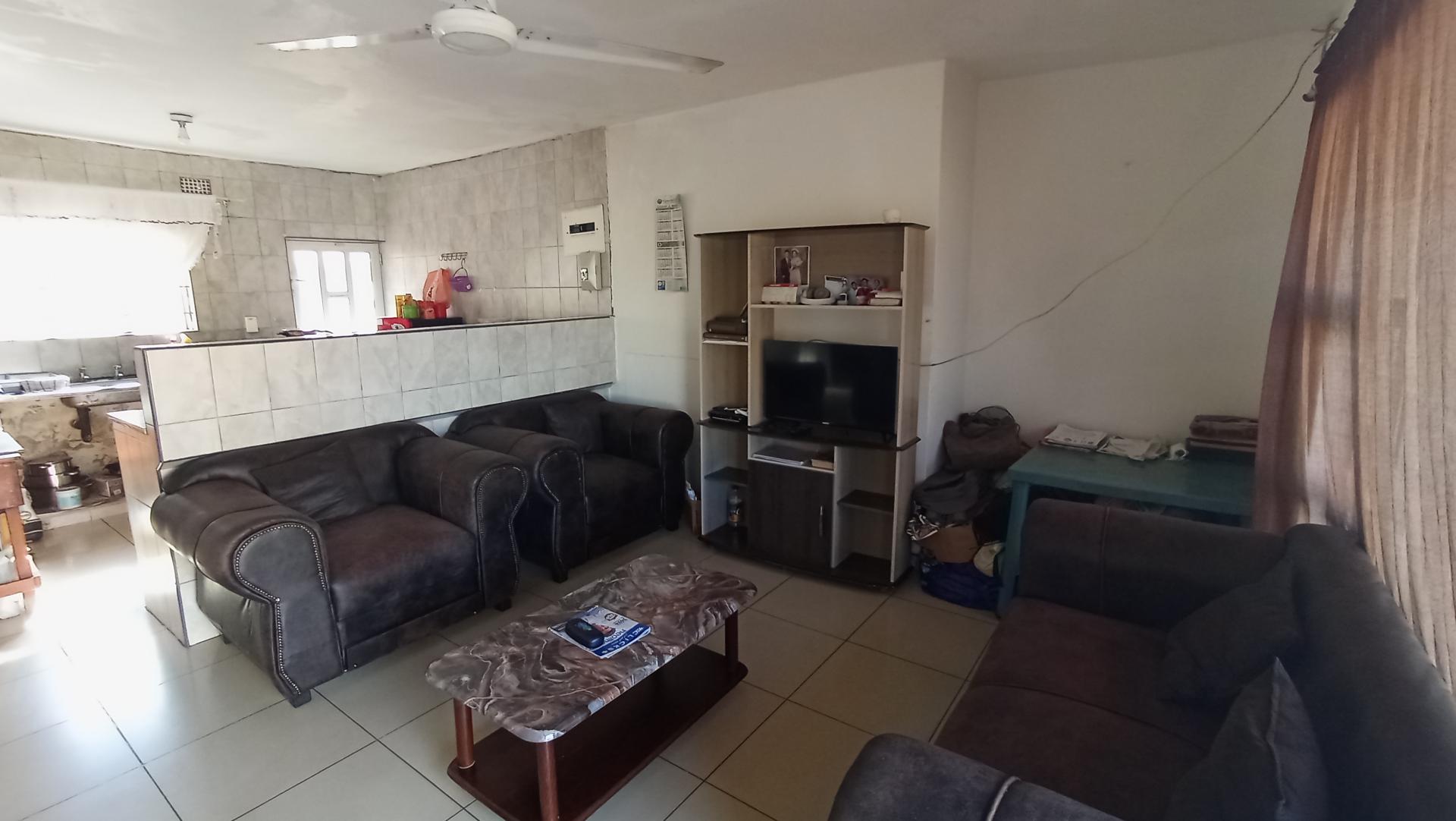 Lounges - 21 square meters of property in Austerville