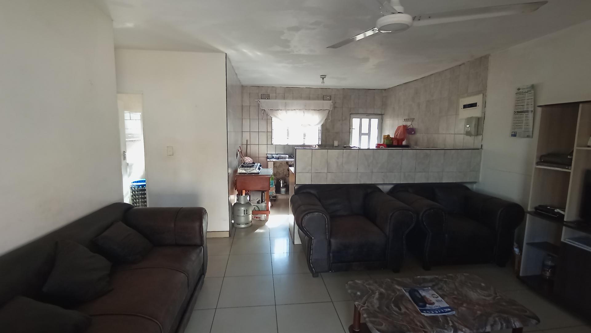 Lounges - 21 square meters of property in Austerville