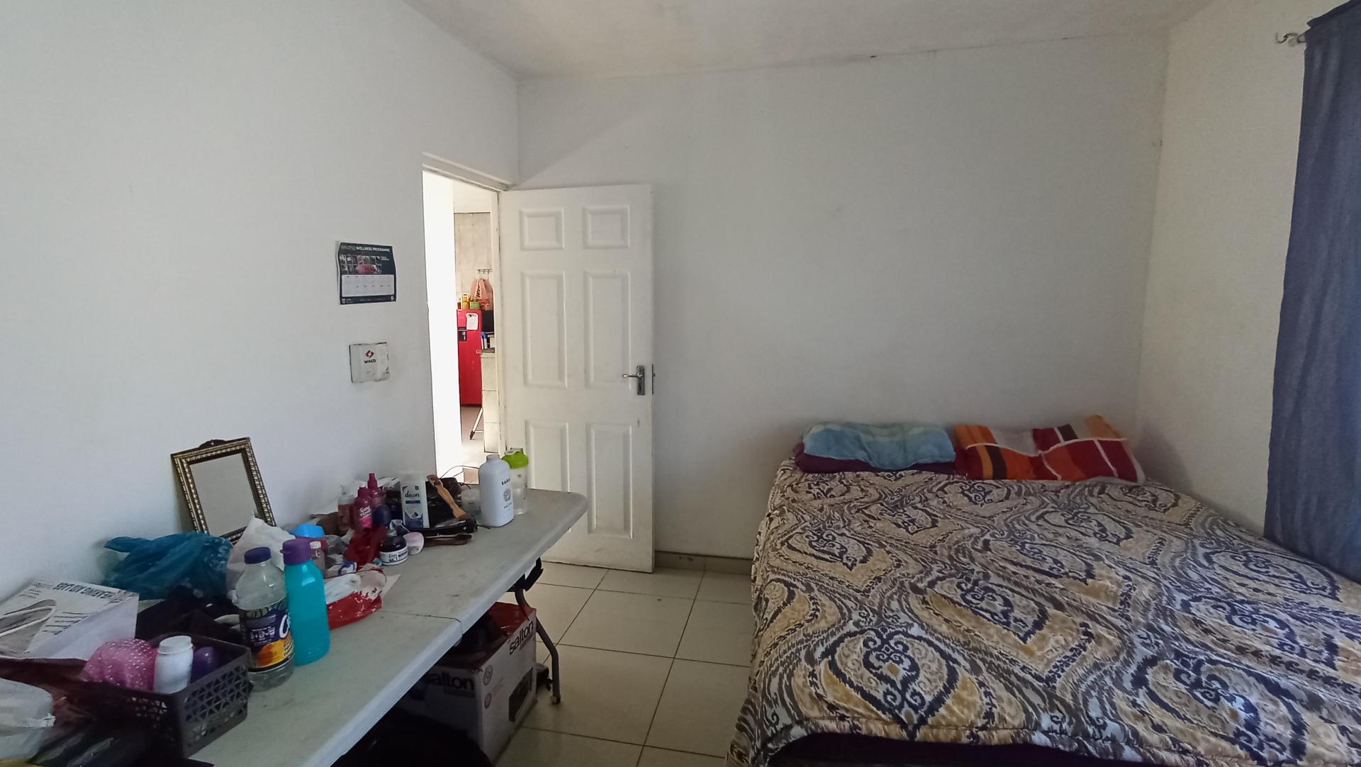 Bed Room 1 - 15 square meters of property in Austerville