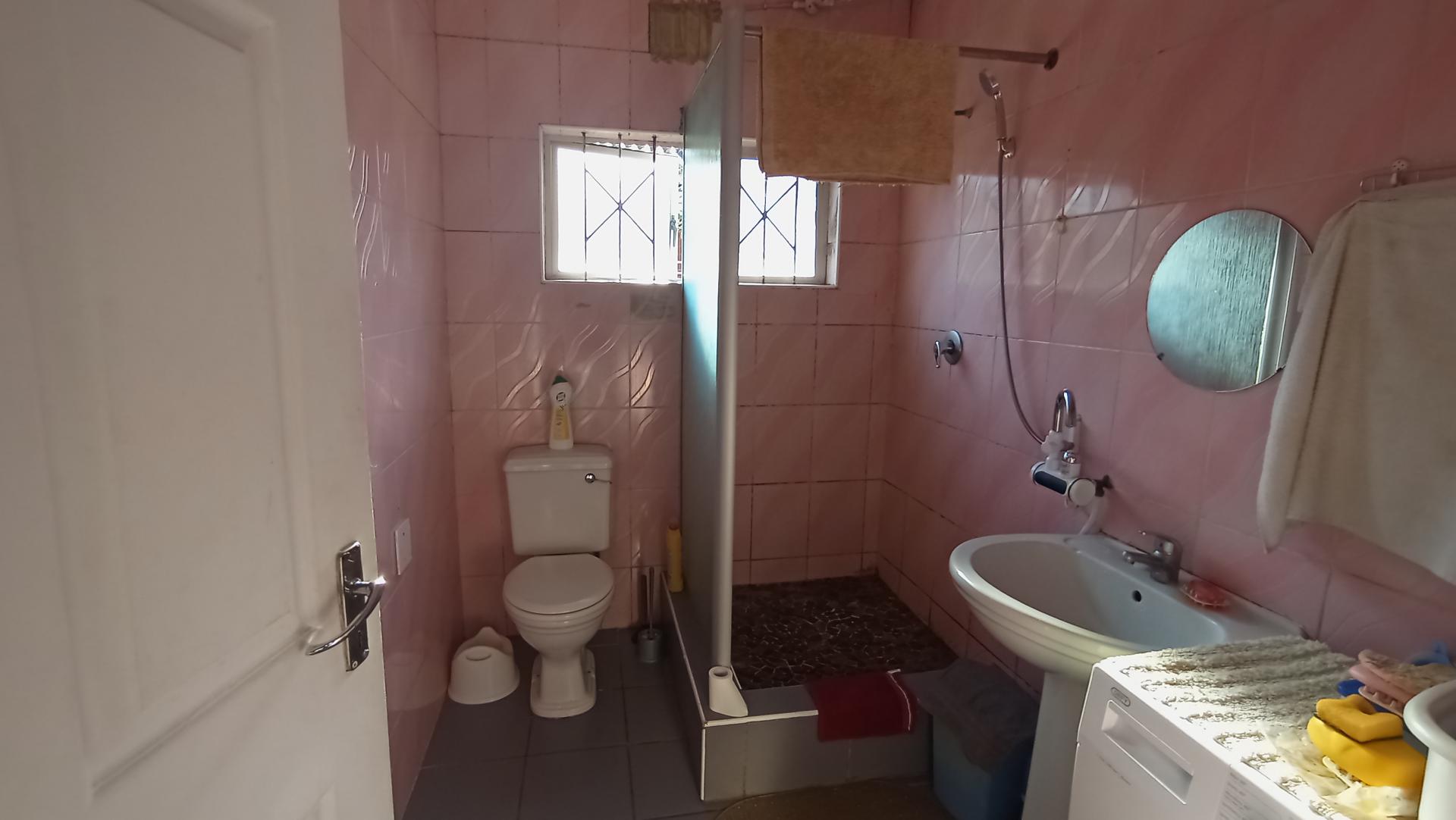 Bathroom 2 - 6 square meters of property in Austerville