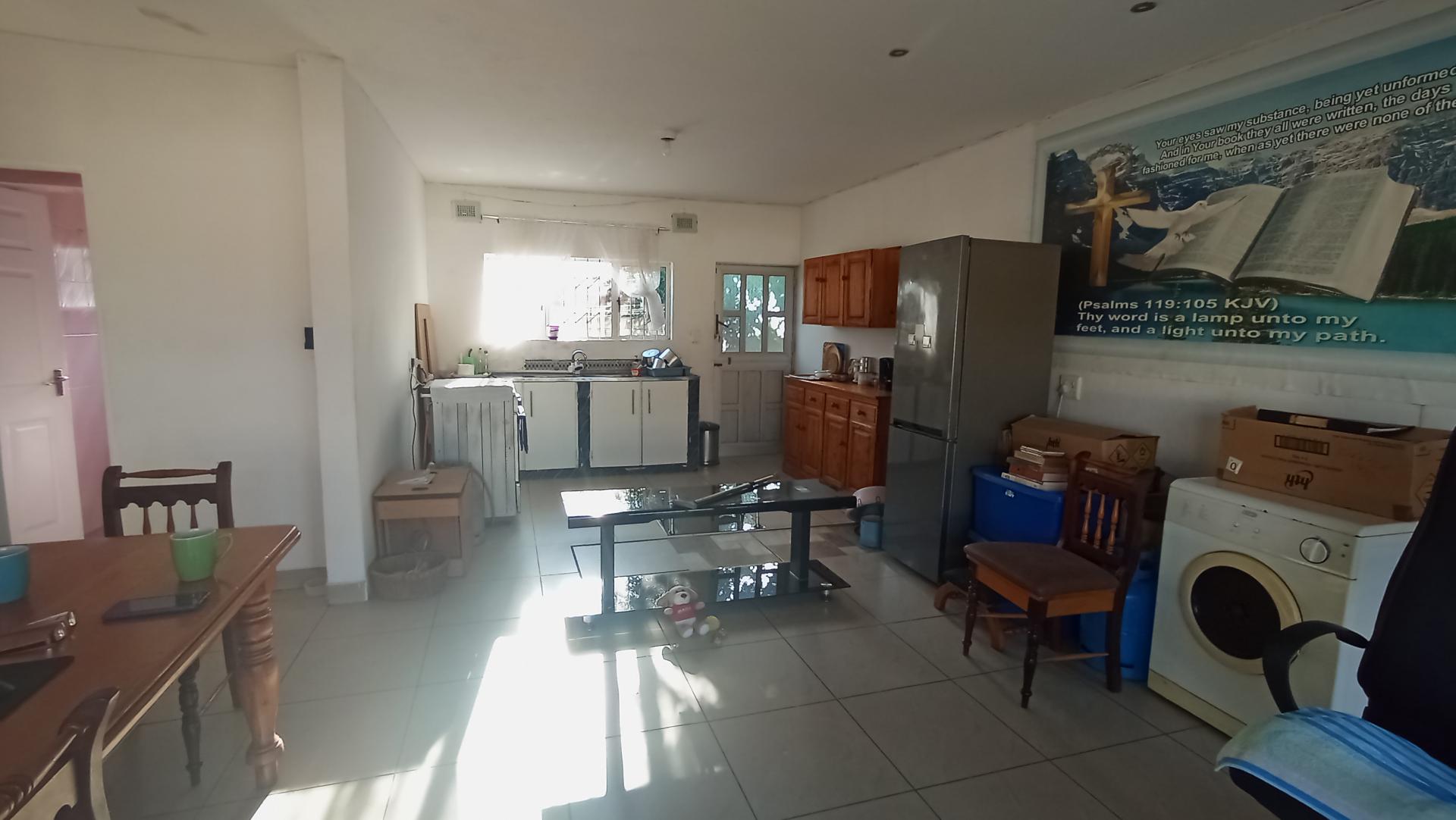Lounges - 21 square meters of property in Austerville