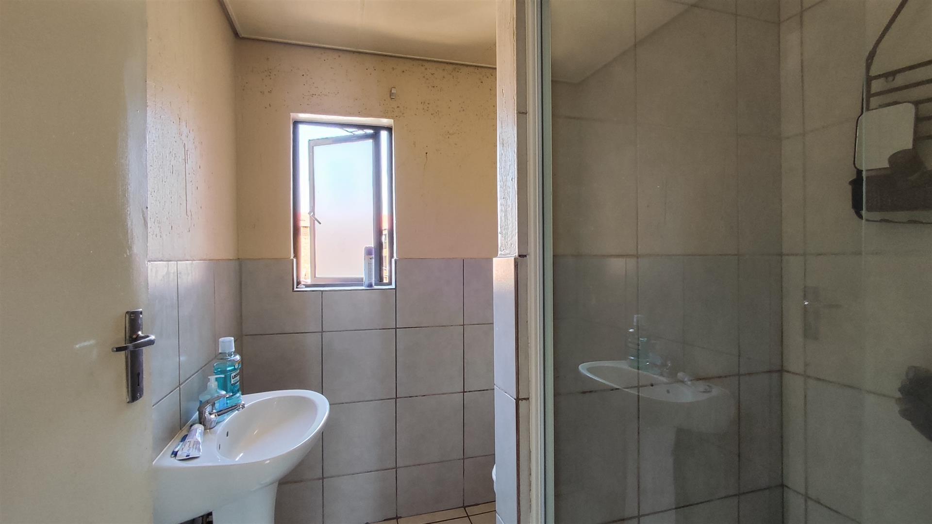 Bathroom 1 - 4 square meters of property in Cruywagenpark