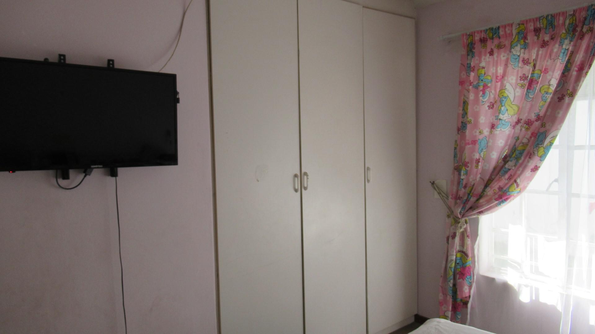 Bed Room 1 - 14 square meters of property in East Germiston