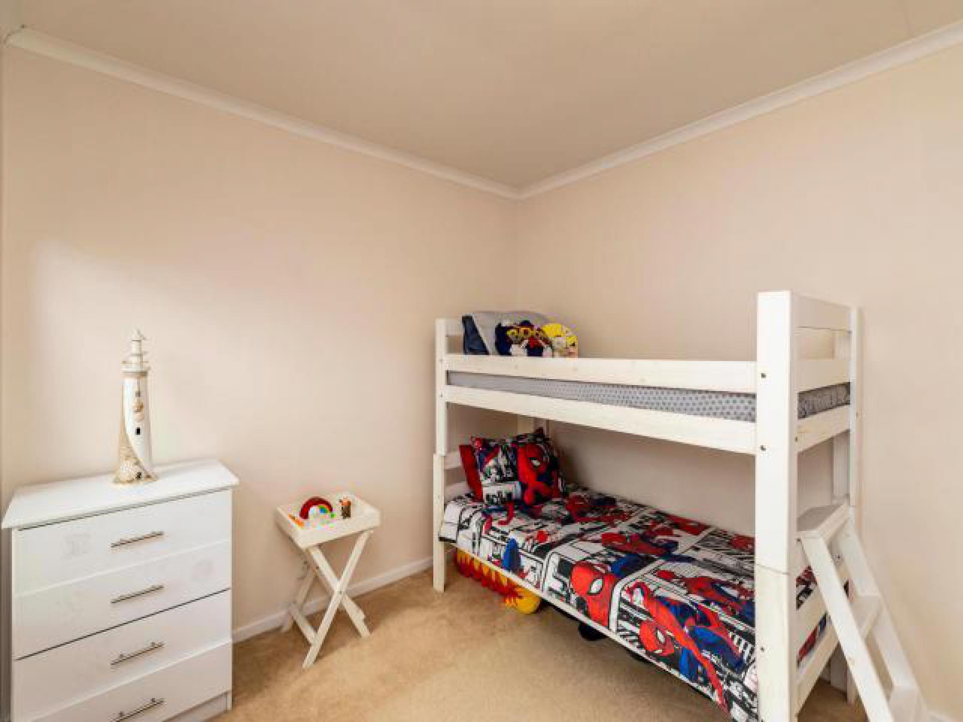 Bed Room 1 of property in Vincent Heights