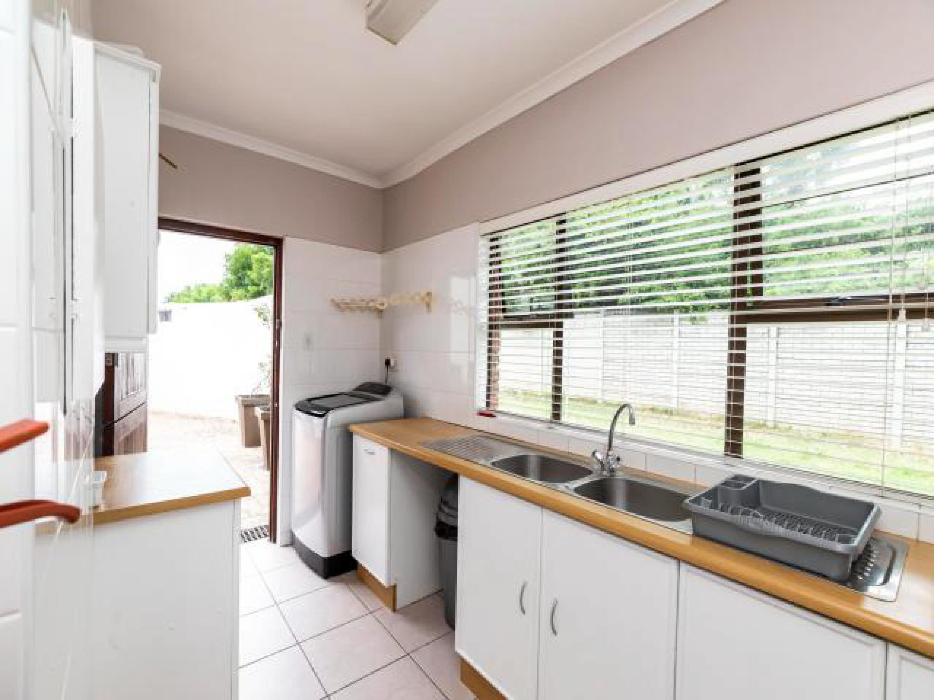 Kitchen of property in Vincent Heights