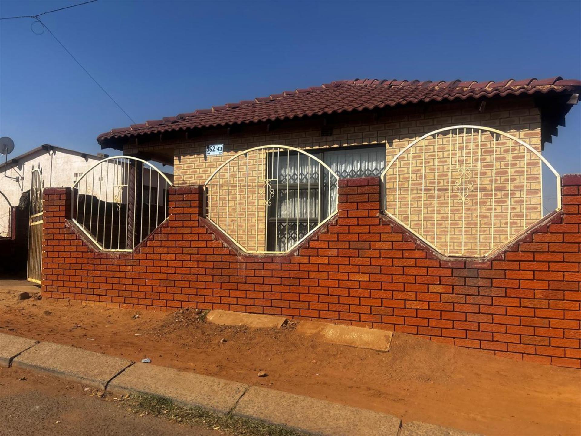 Front View of property in Naledi