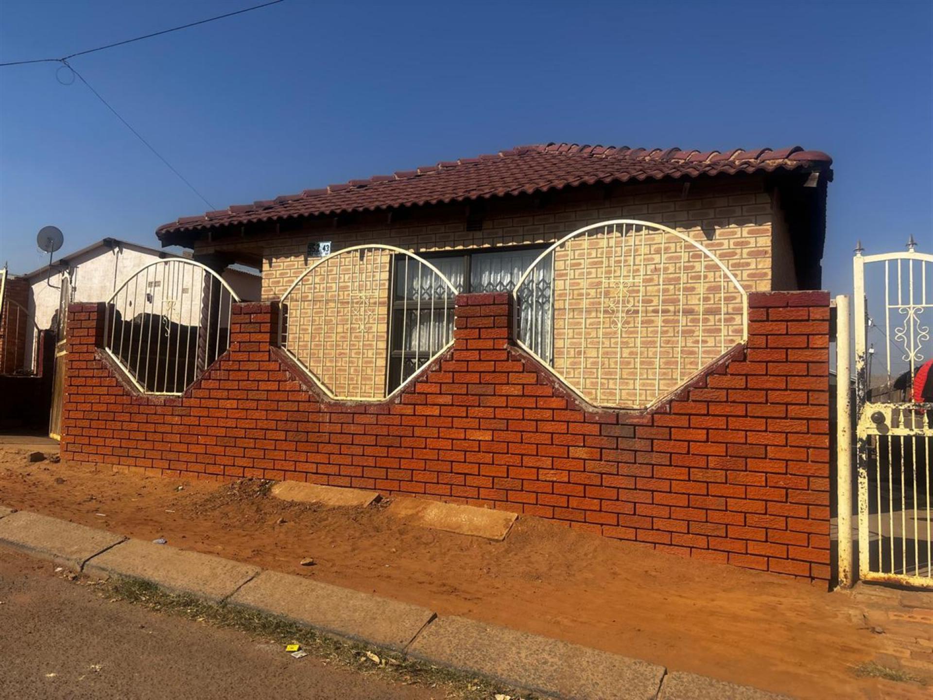 Front View of property in Naledi
