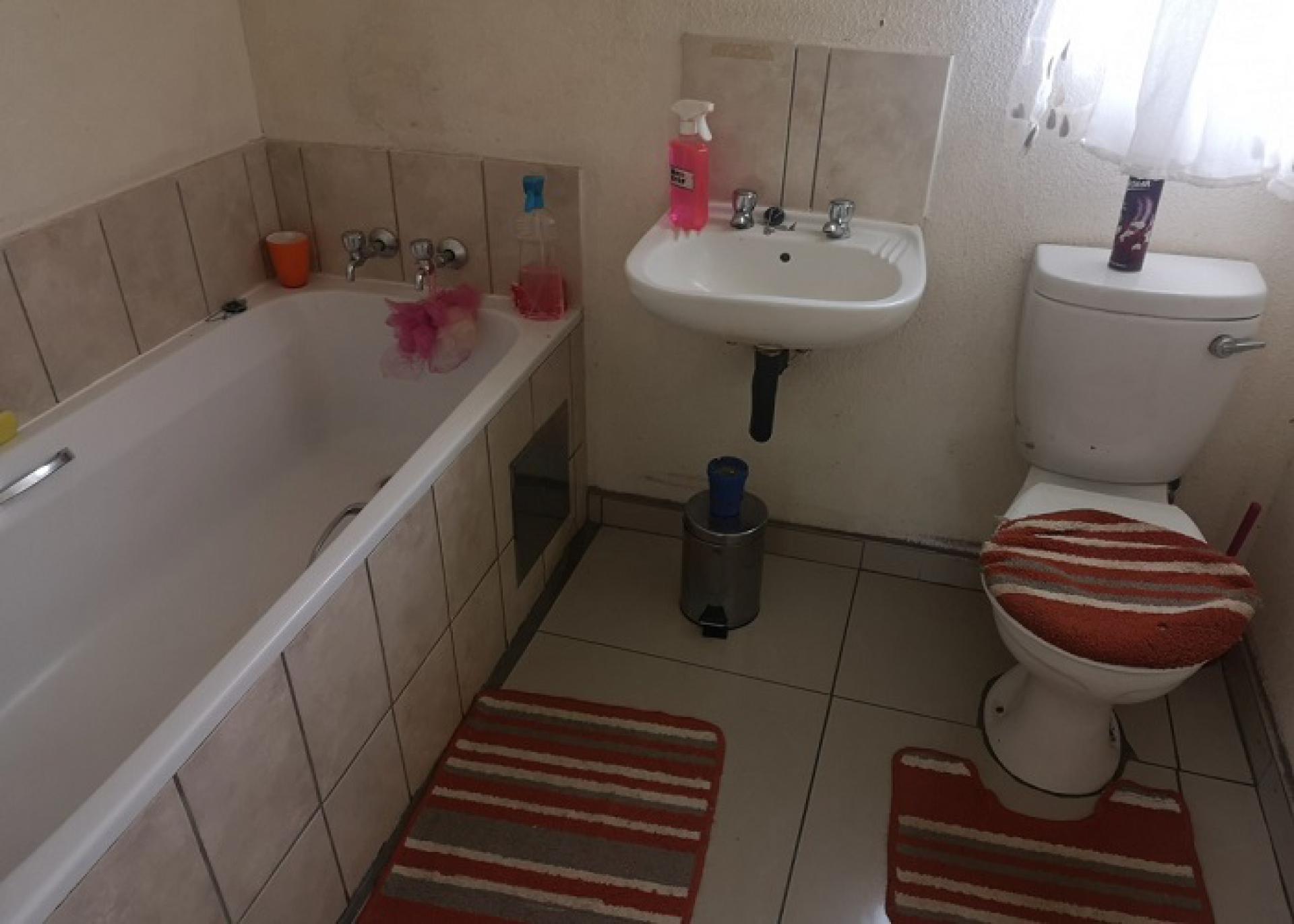 Bathroom 1 of property in Lenasia South