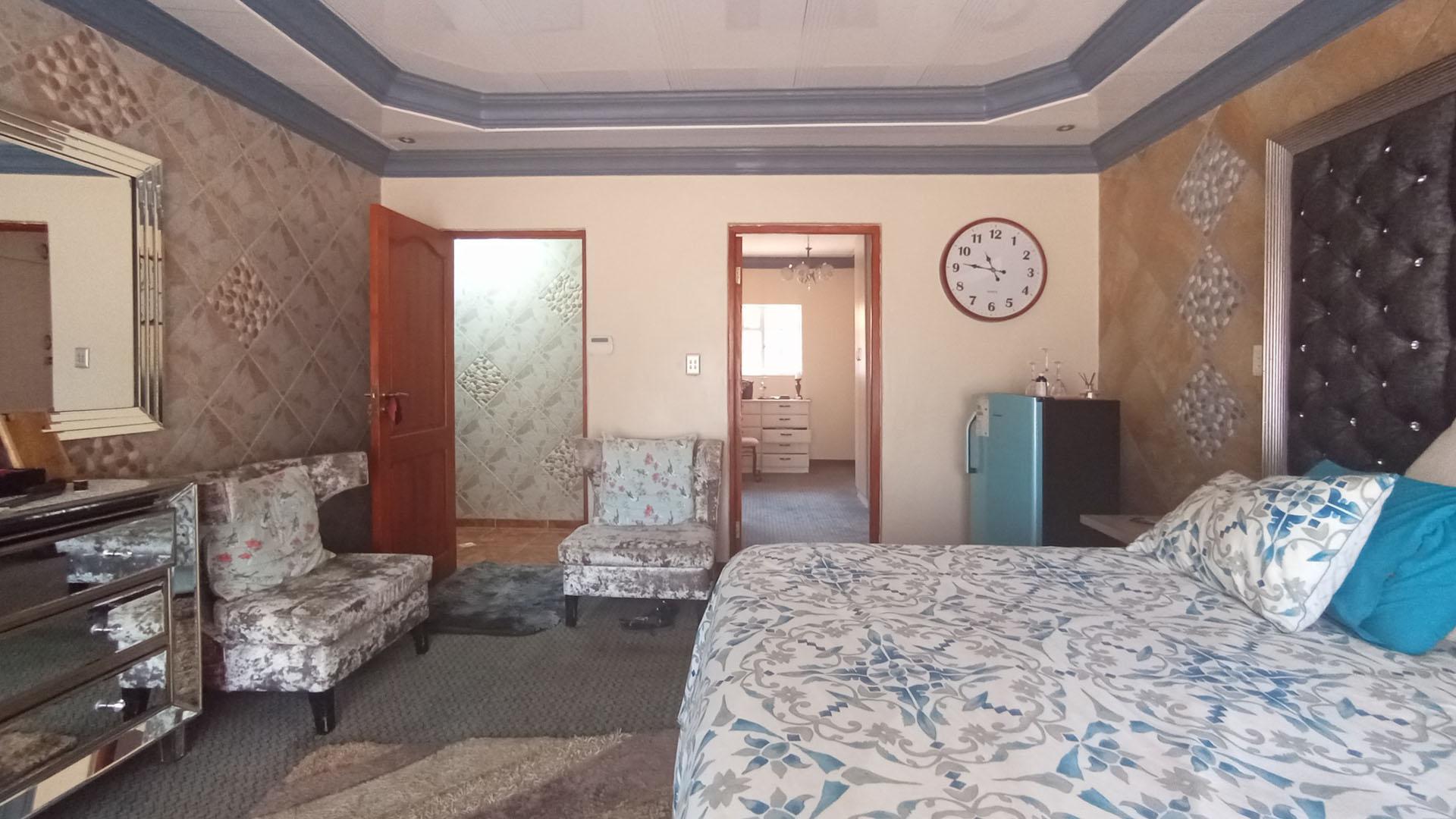 Main Bedroom - 36 square meters of property in Ninapark