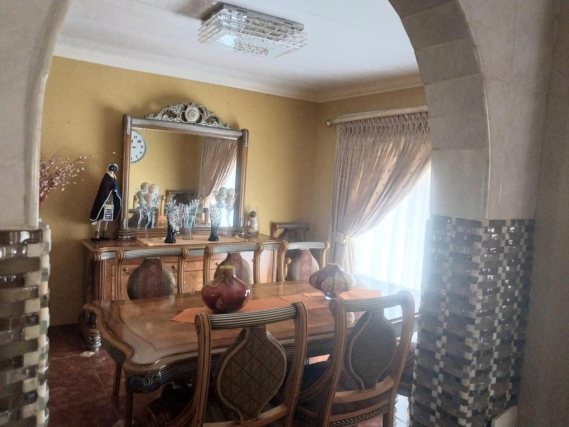 Dining Room - 18 square meters of property in Ninapark