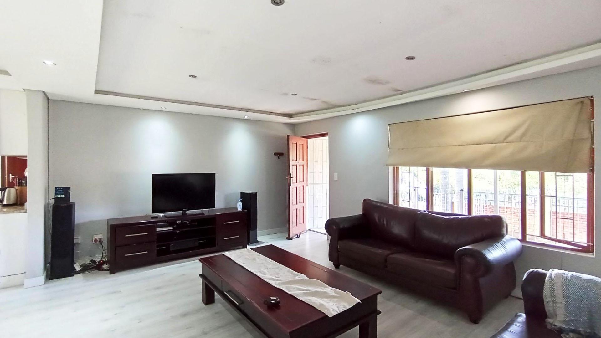 Lounges - 25 square meters of property in Pelham