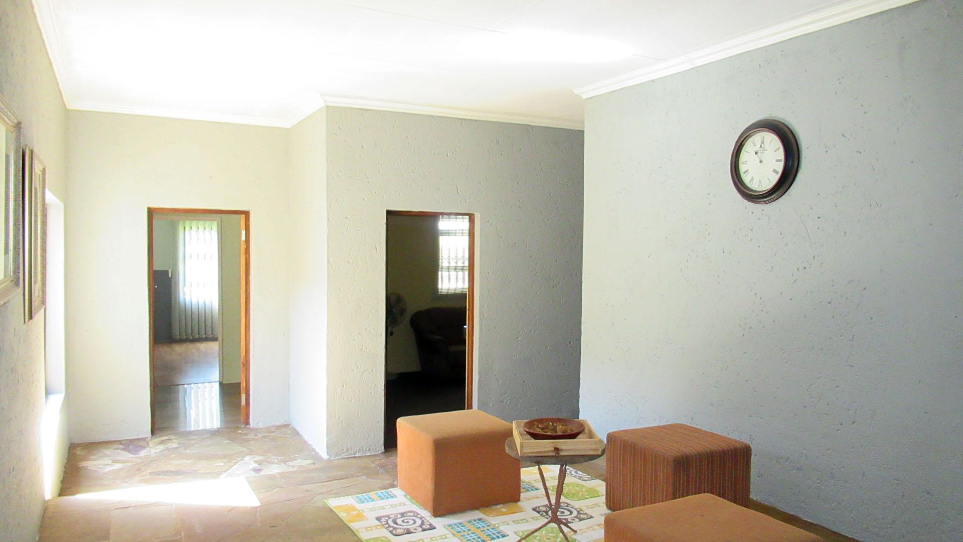 Informal Lounge - 20 square meters of property in Glen Austin AH (Midrand)