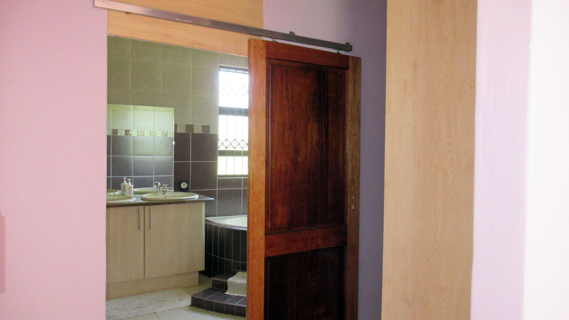 Main Bedroom - 35 square meters of property in Glen Austin AH (Midrand)