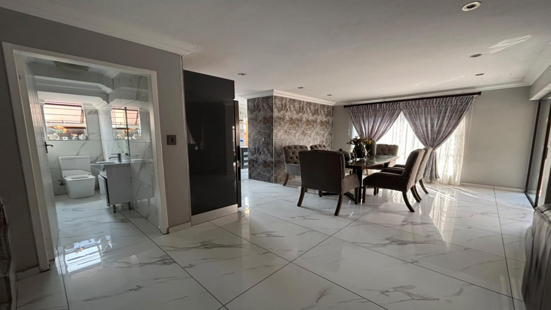 Dining Room of property in Bassonia Rock