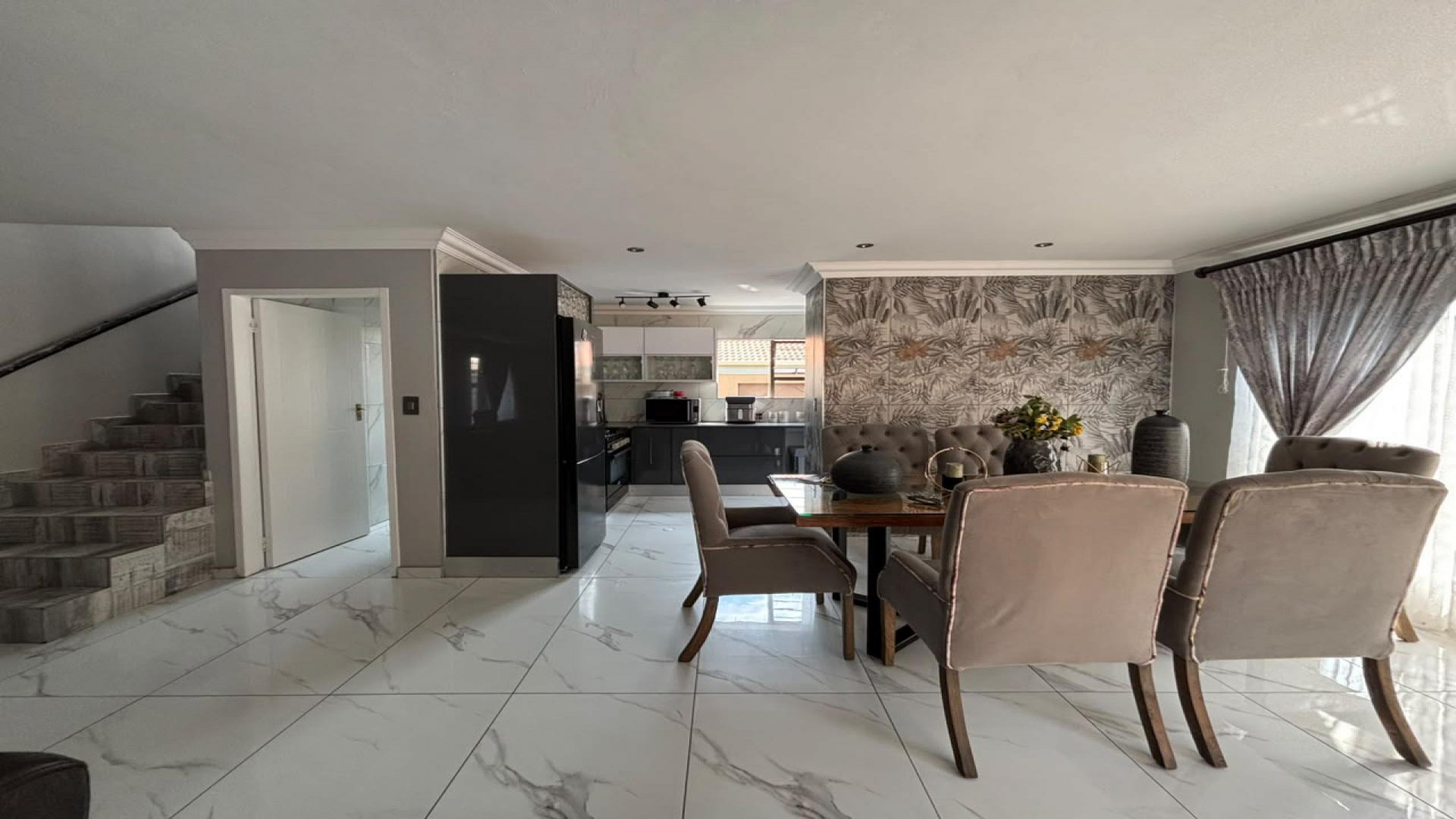 Dining Room of property in Bassonia Rock