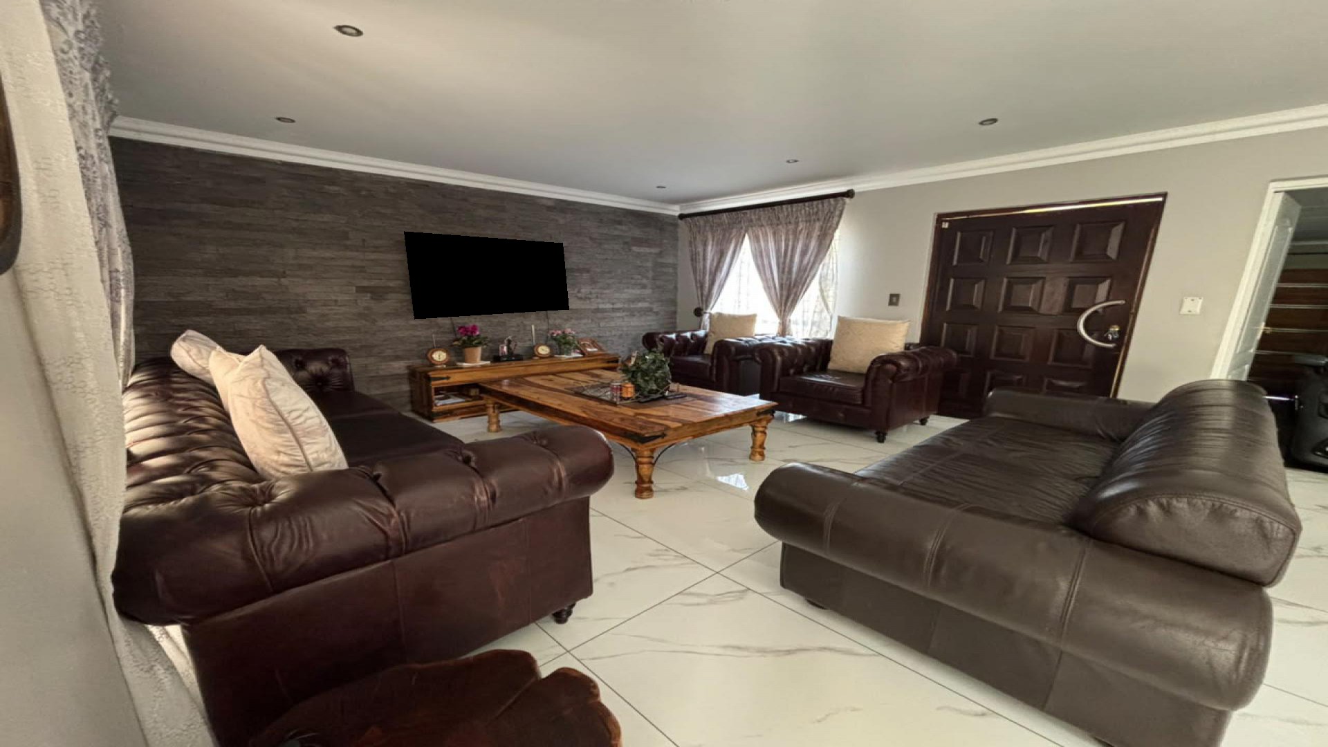 Lounges of property in Bassonia Rock