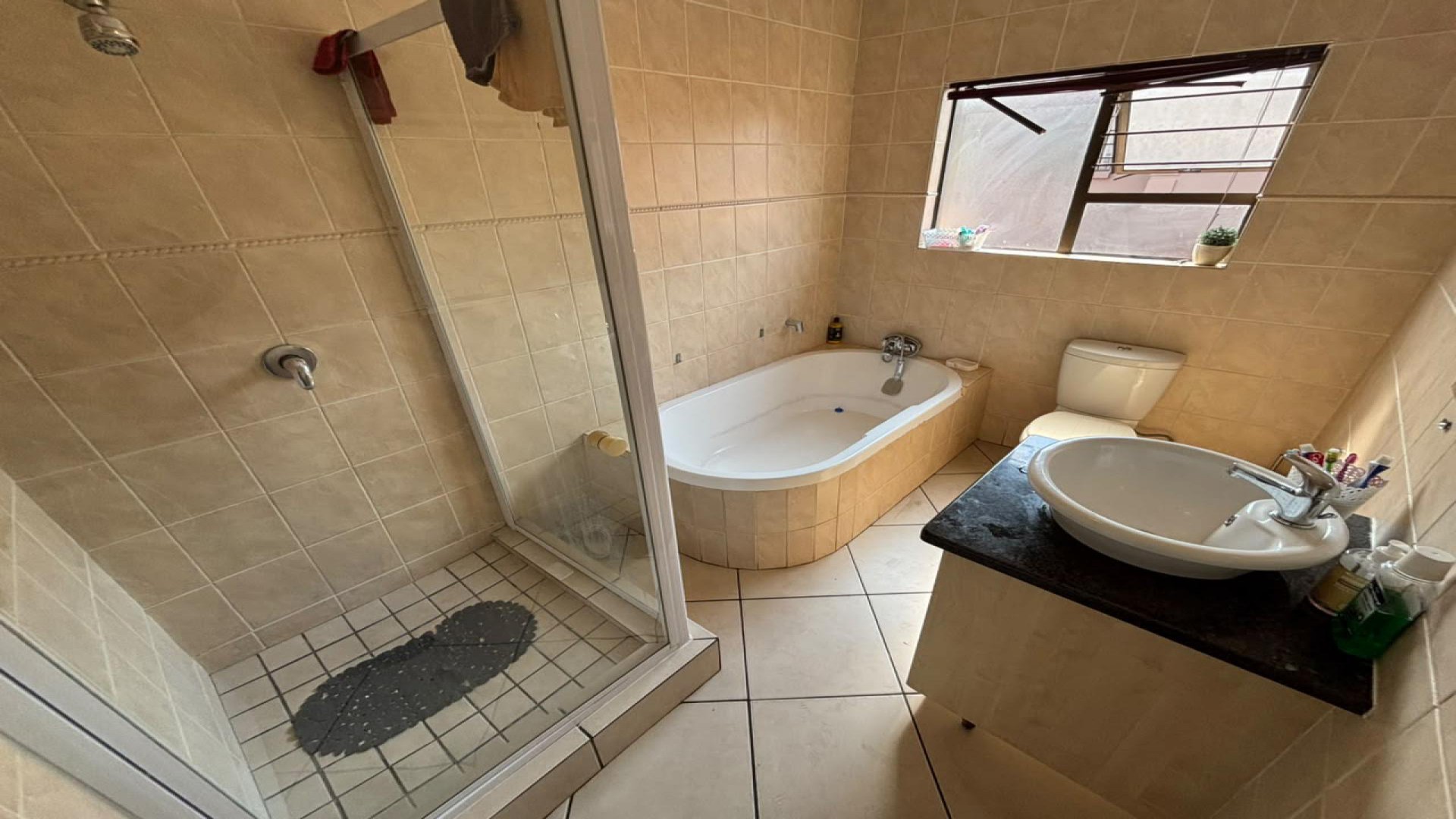 Bathroom 2 of property in Bassonia Rock