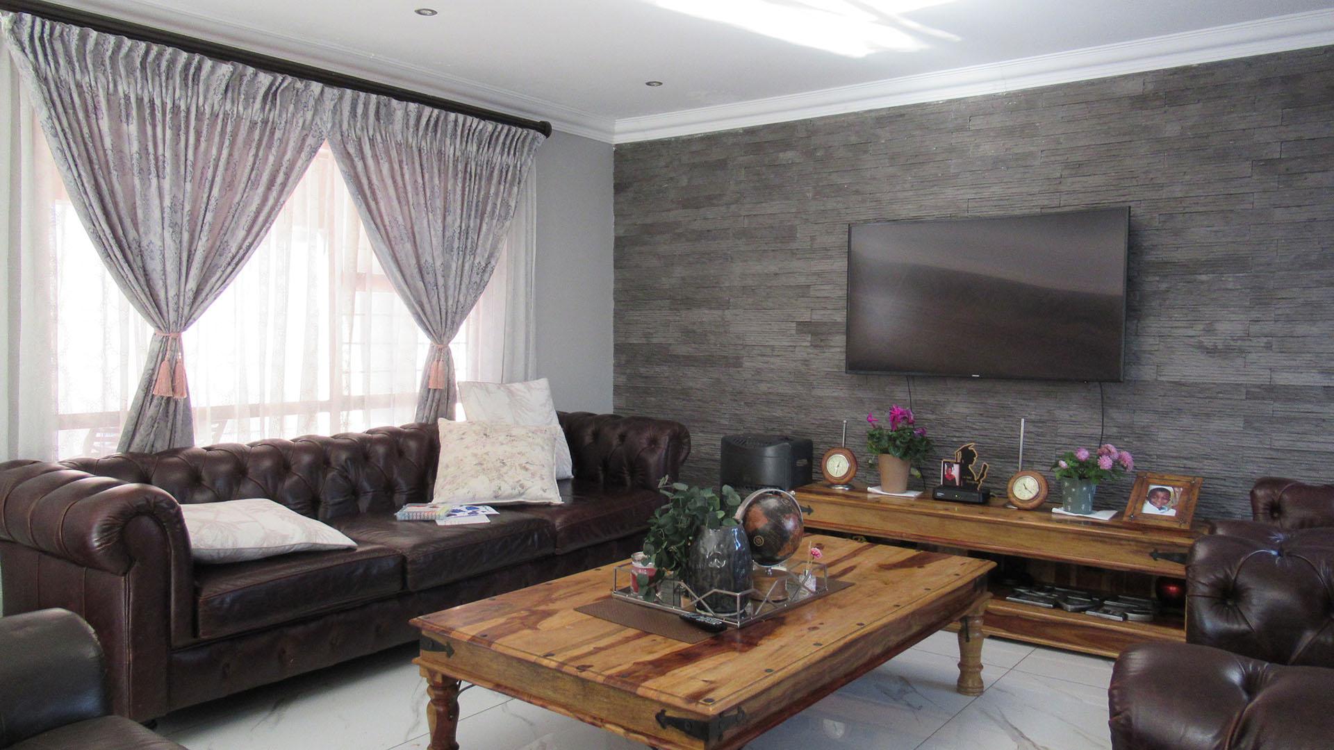 Lounges - 21 square meters of property in Bassonia Rock