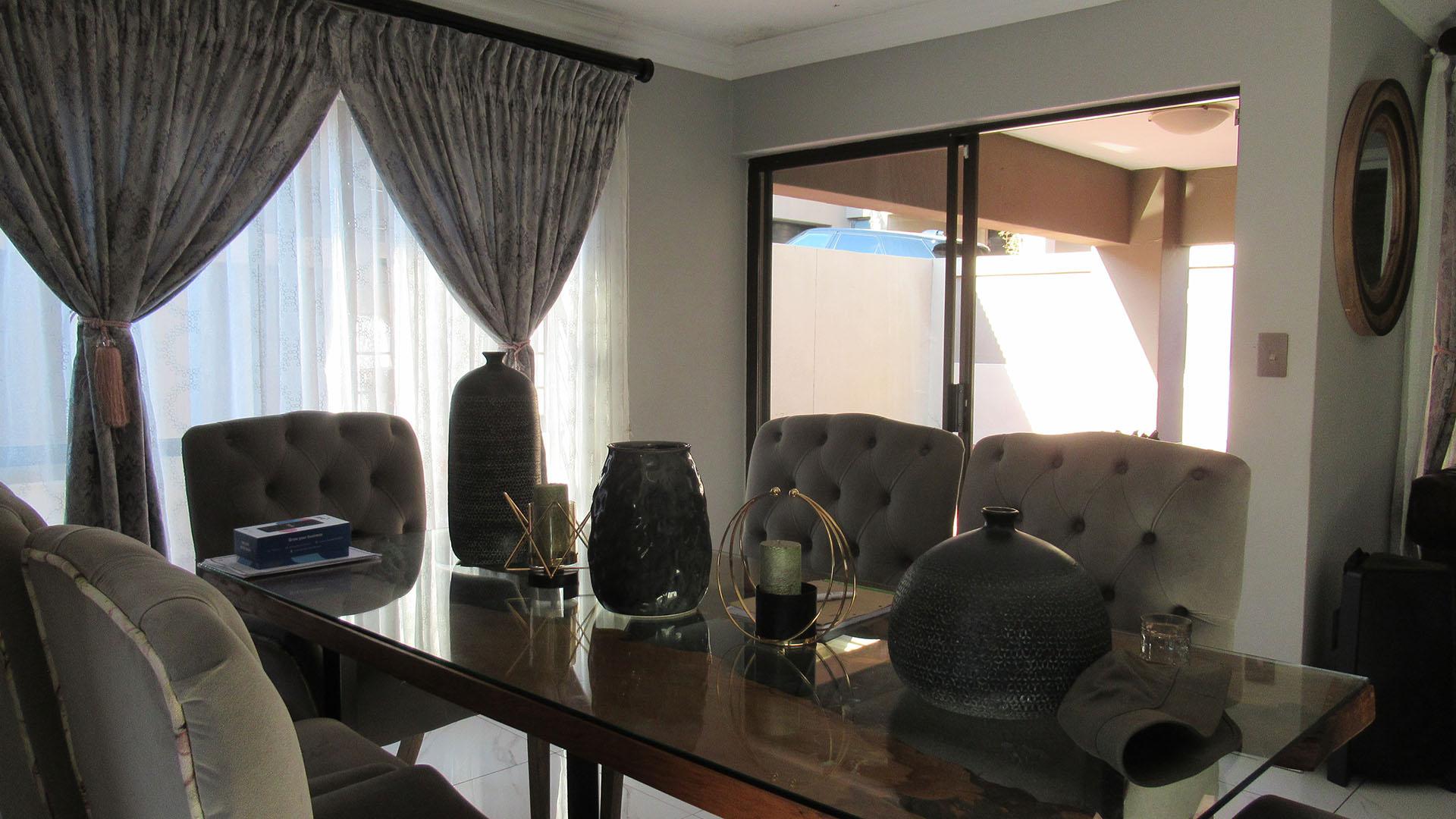 Dining Room - 22 square meters of property in Bassonia Rock