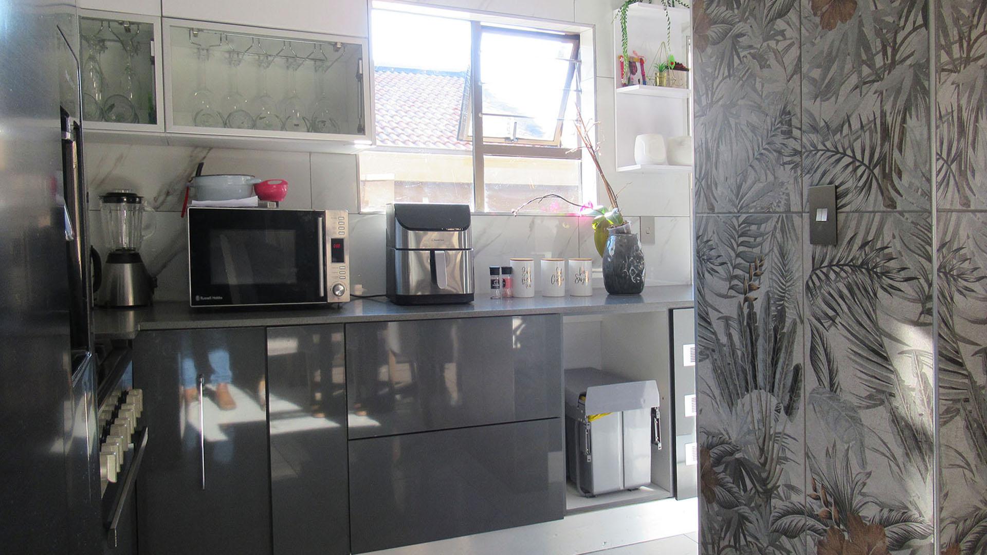 Kitchen - 10 square meters of property in Bassonia Rock