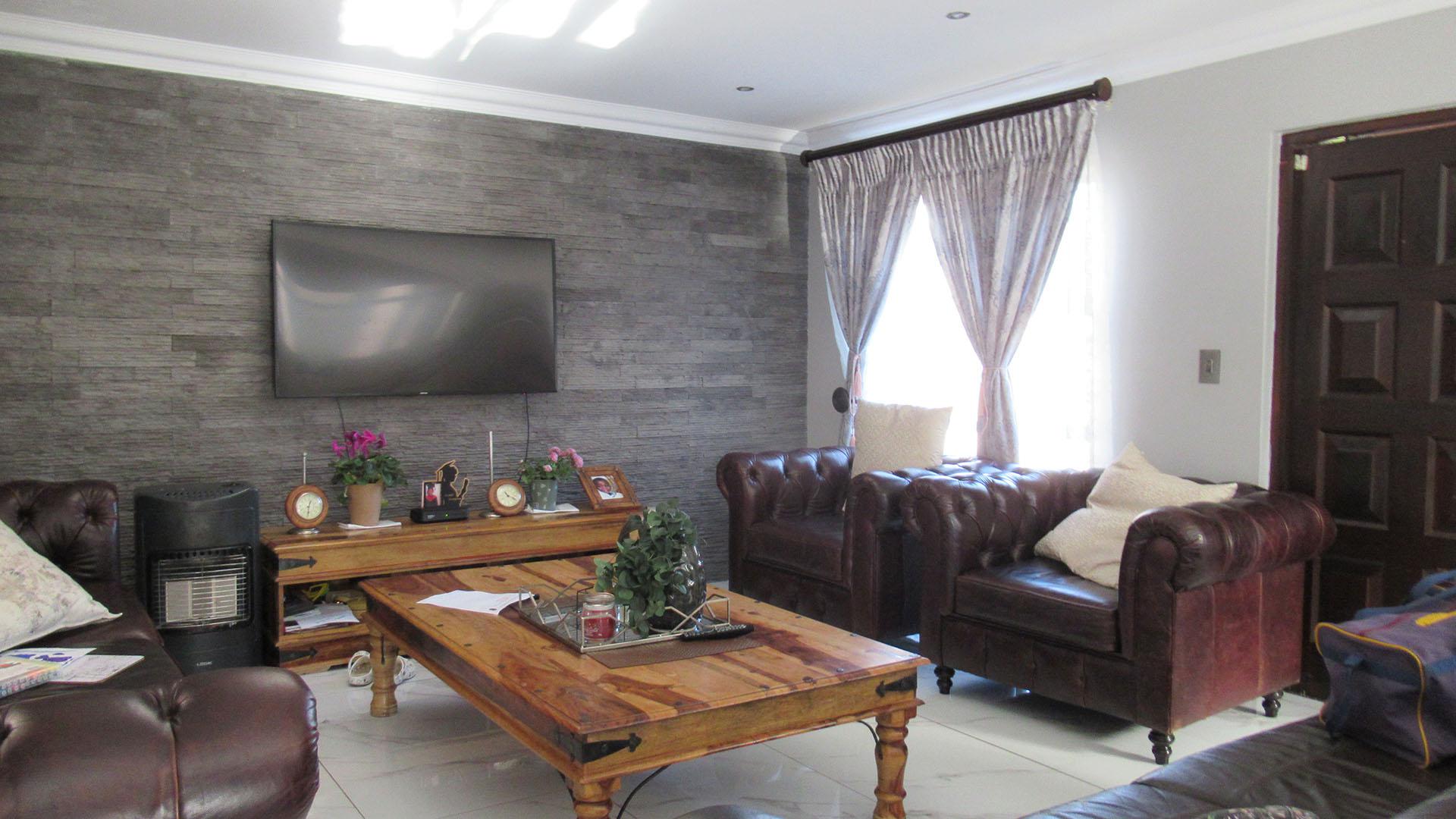 Lounges - 21 square meters of property in Bassonia Rock