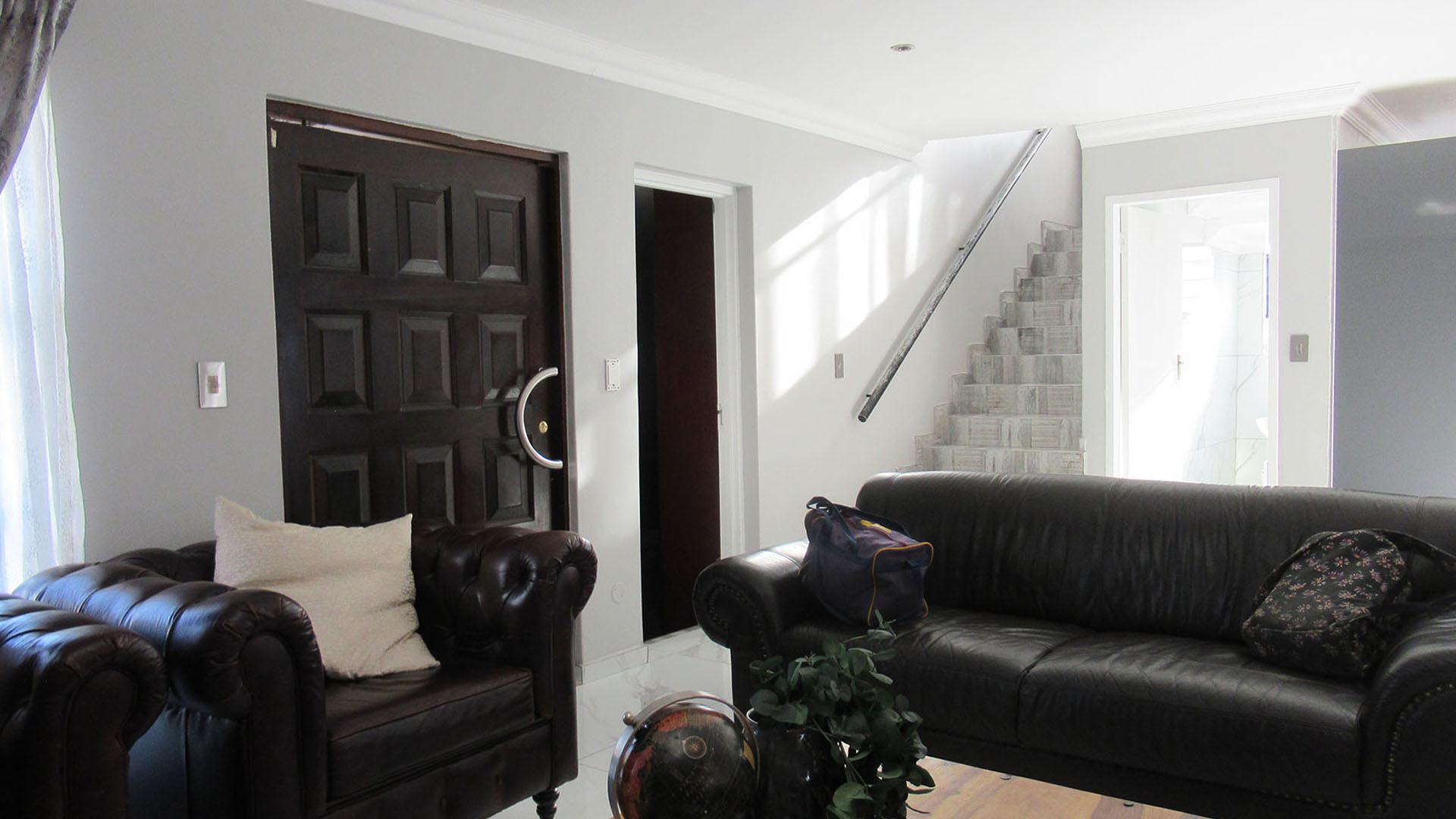 Lounges - 21 square meters of property in Bassonia Rock