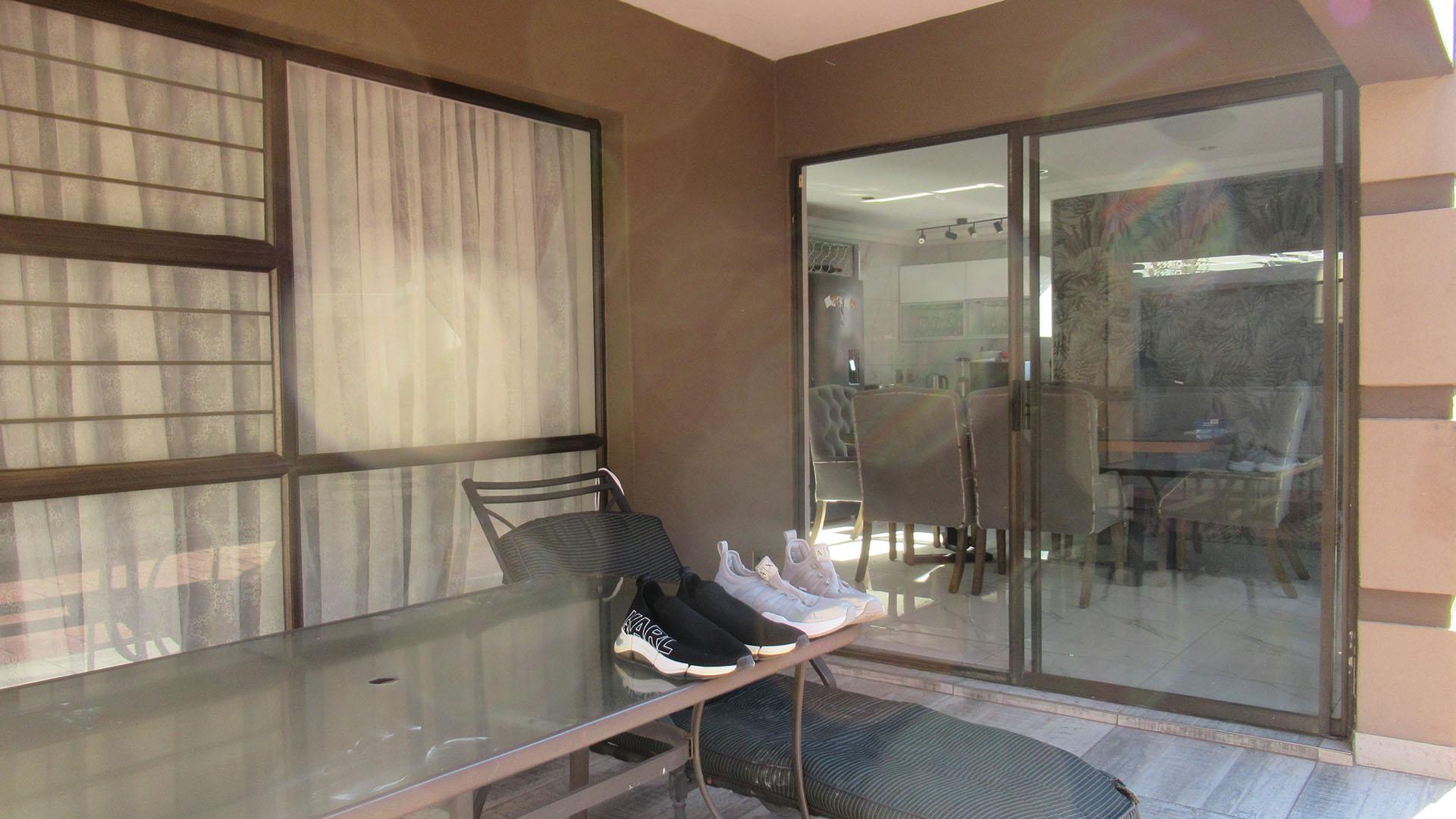 Patio - 11 square meters of property in Bassonia Rock
