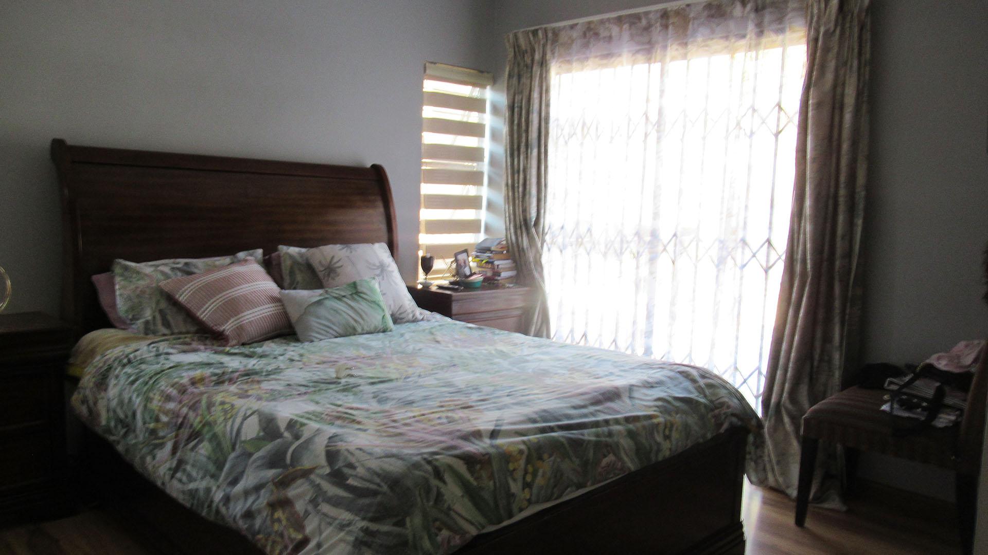 Main Bedroom - 18 square meters of property in Bassonia Rock