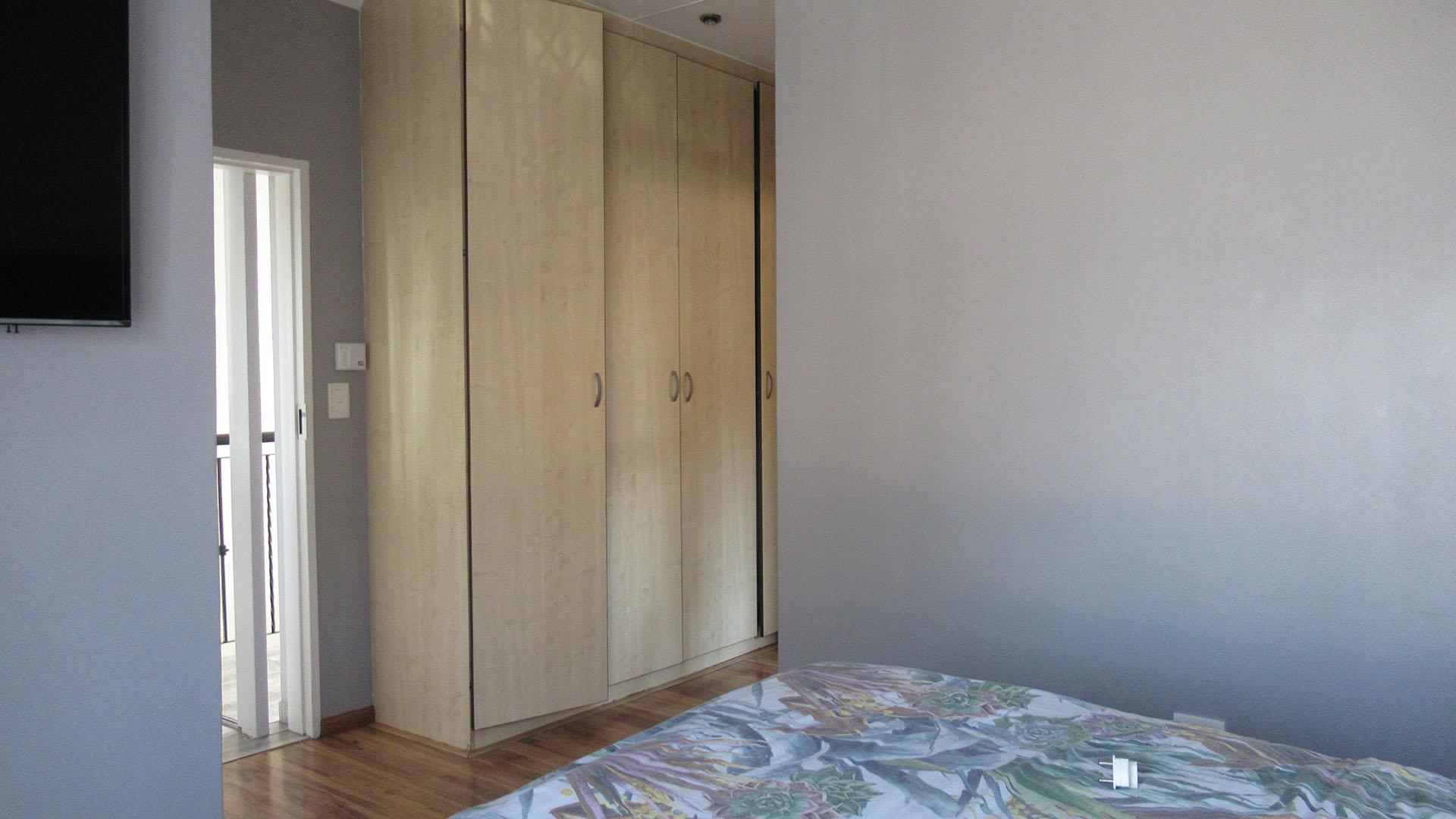 Main Bedroom - 18 square meters of property in Bassonia Rock