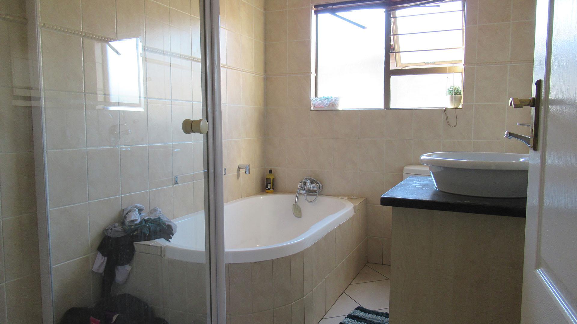 Main Bathroom - 6 square meters of property in Bassonia Rock