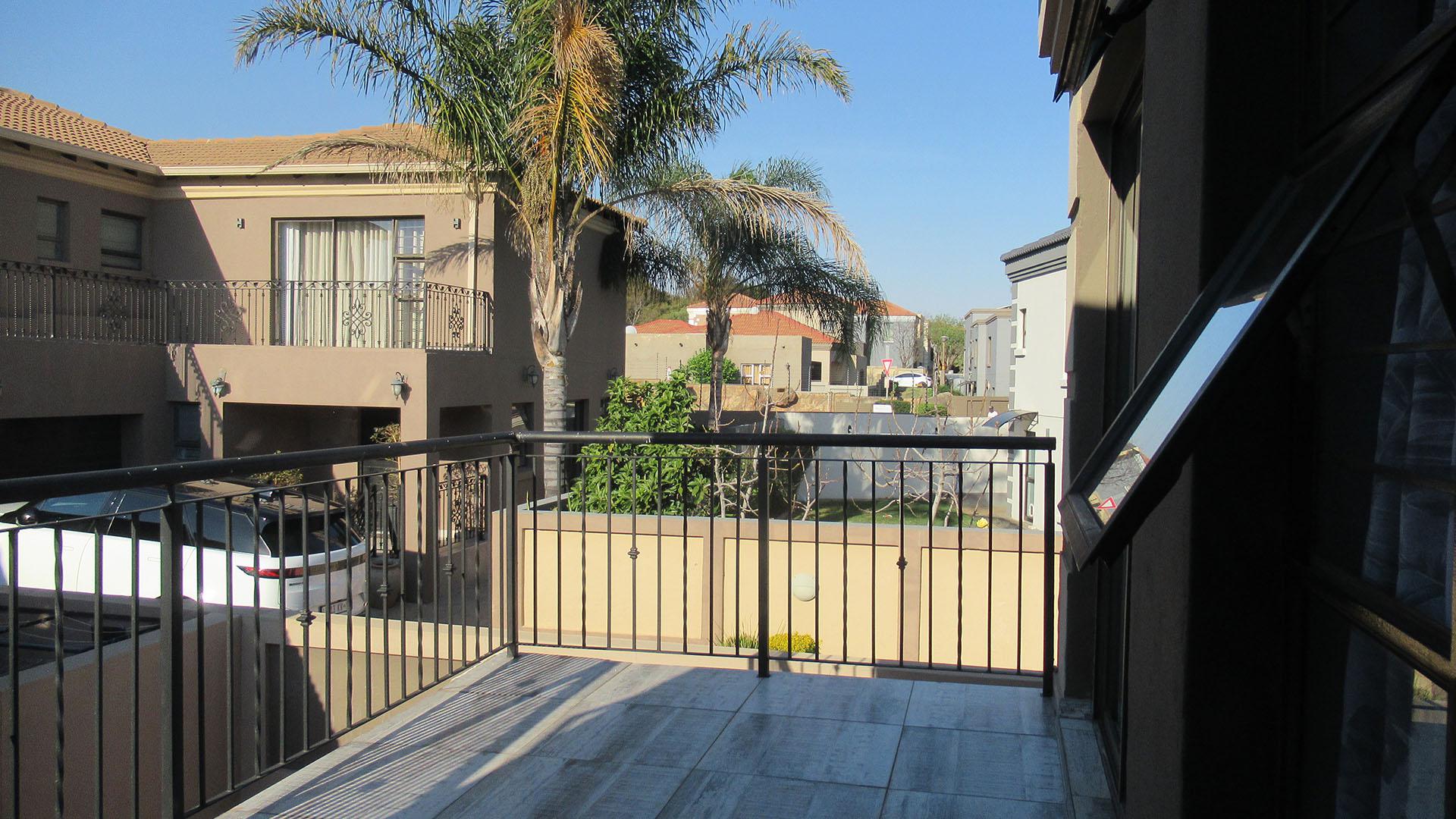 Balcony - 9 square meters of property in Bassonia Rock
