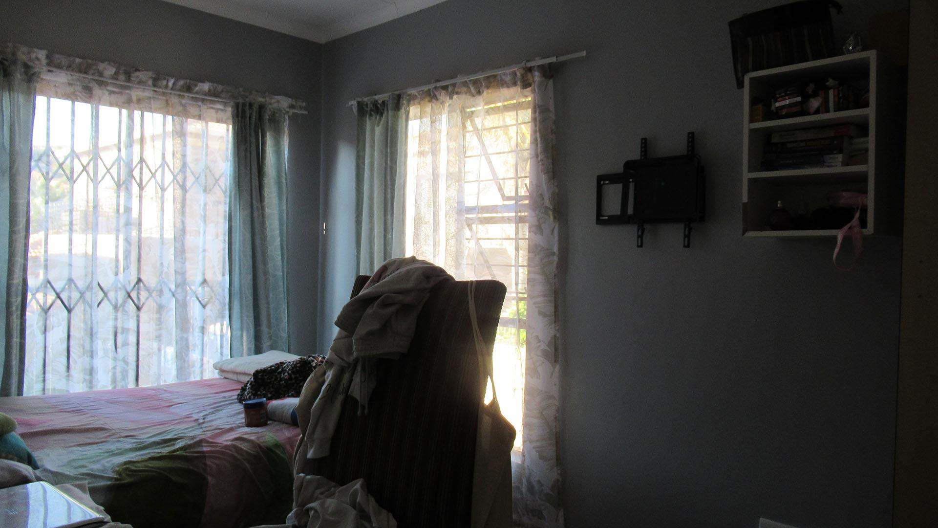 Bed Room 1 of property in Bassonia Rock