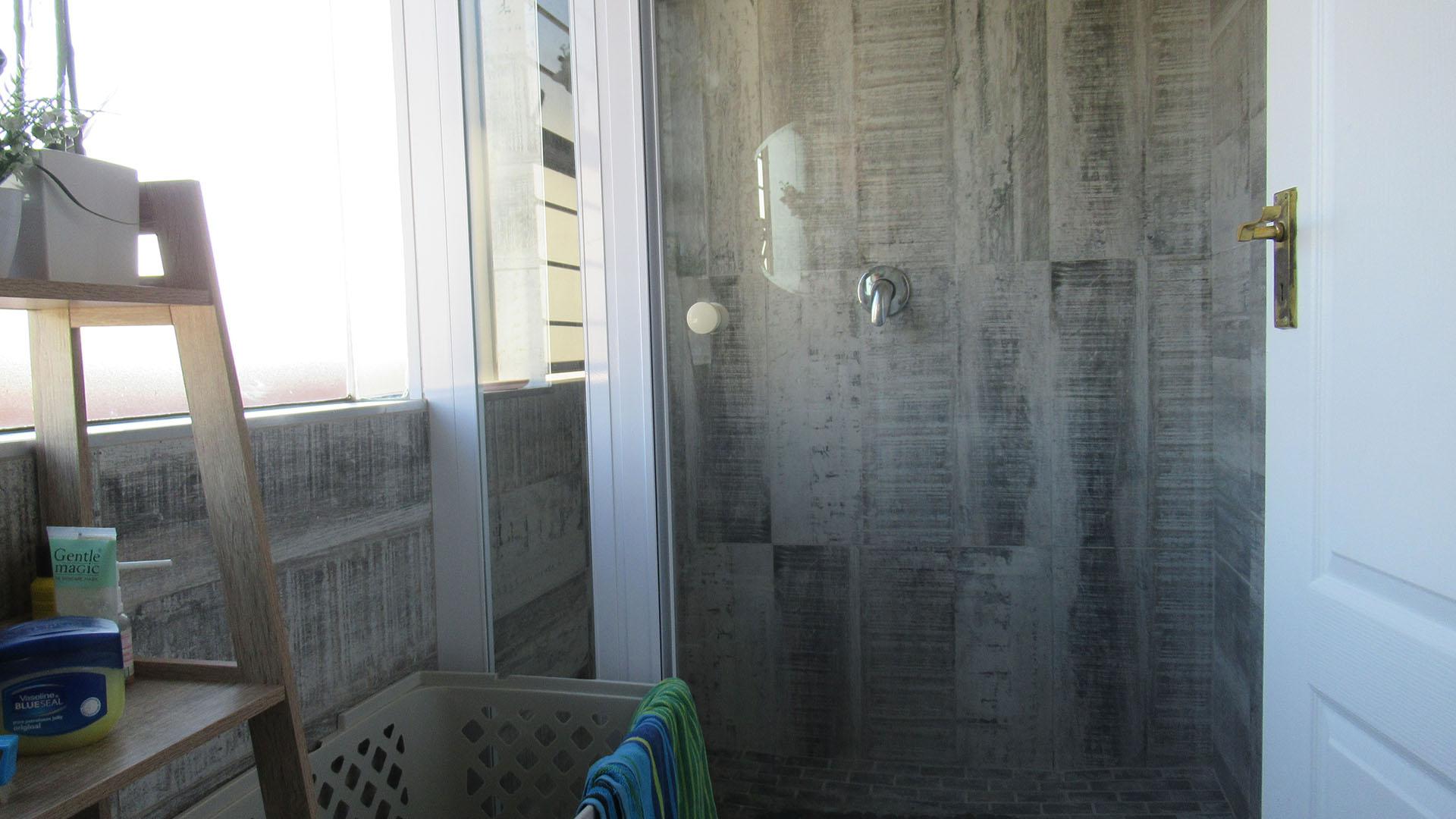 Bathroom 1 - 4 square meters of property in Bassonia Rock