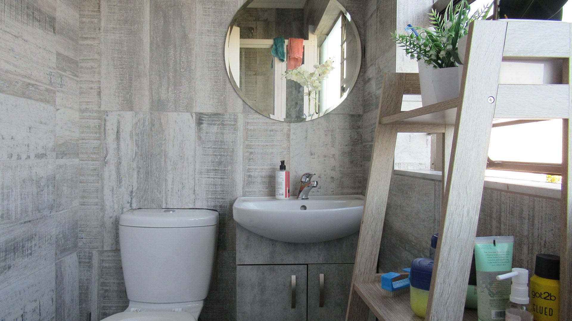 Bathroom 1 - 4 square meters of property in Bassonia Rock