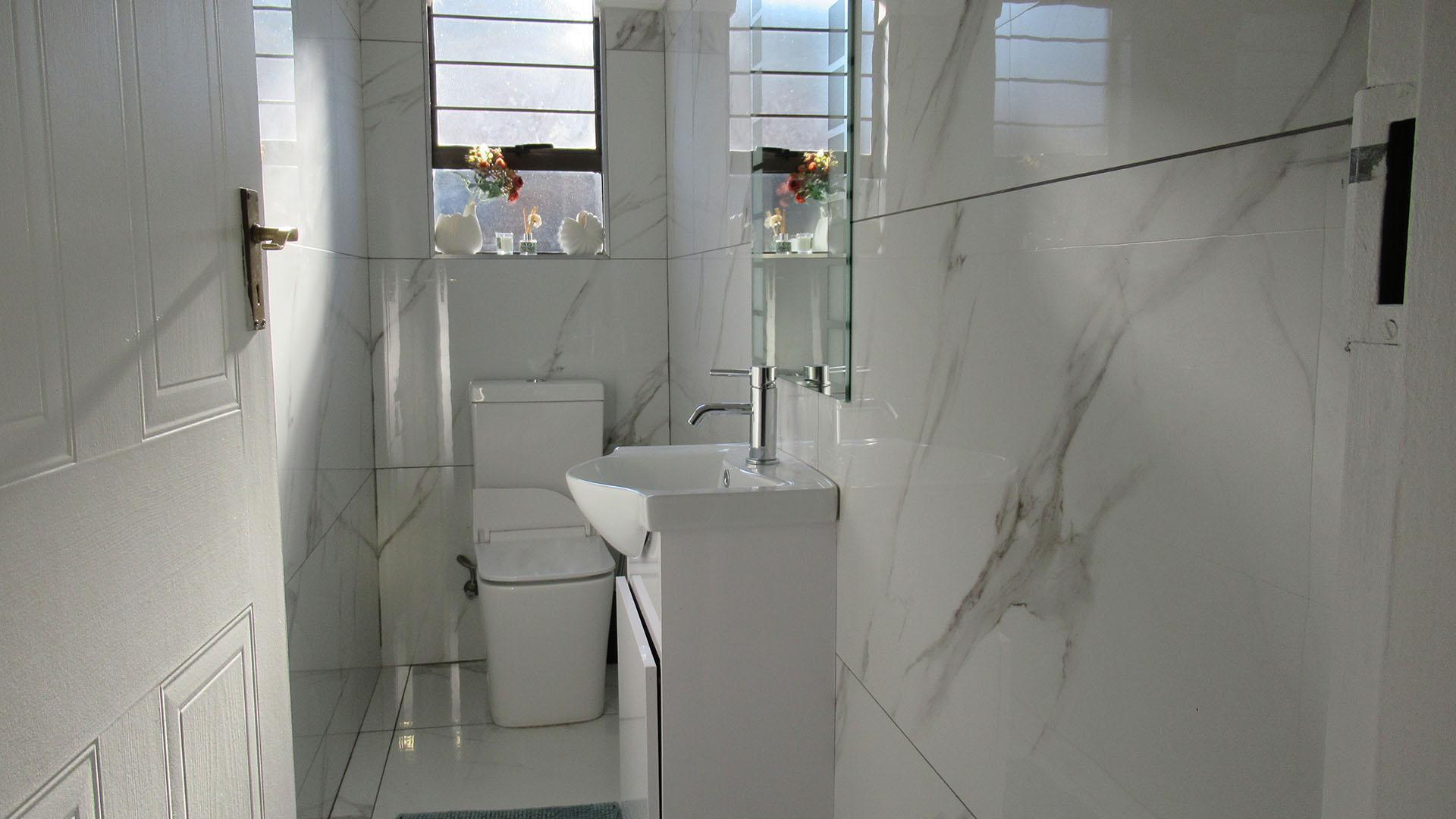 Guest Toilet - 4 square meters of property in Bassonia Rock