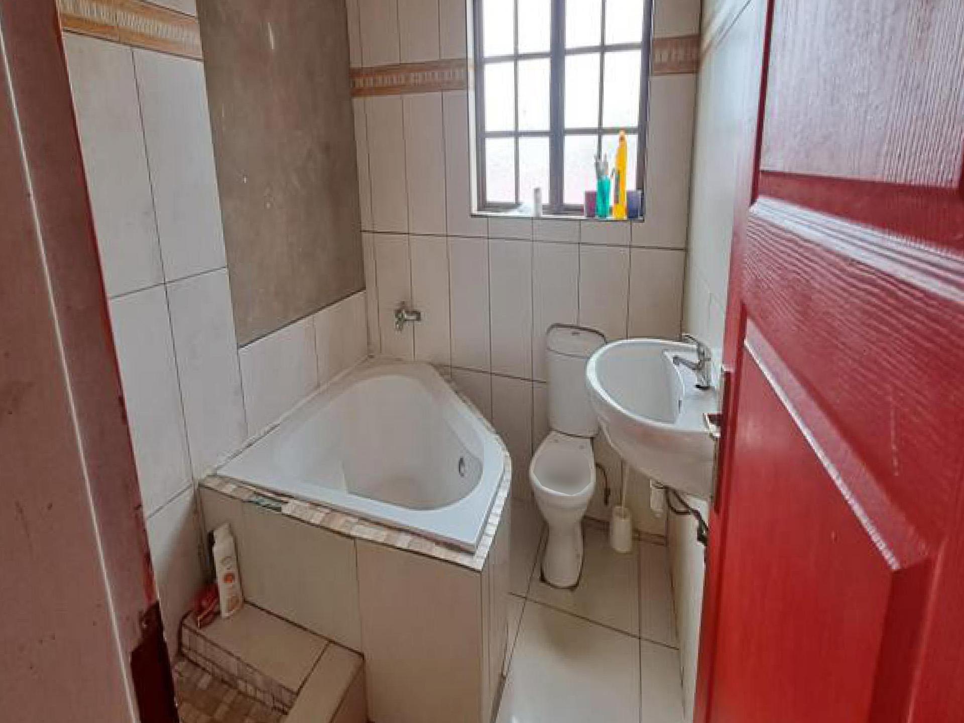 Bathroom 3+ of property in Middelburg - MP