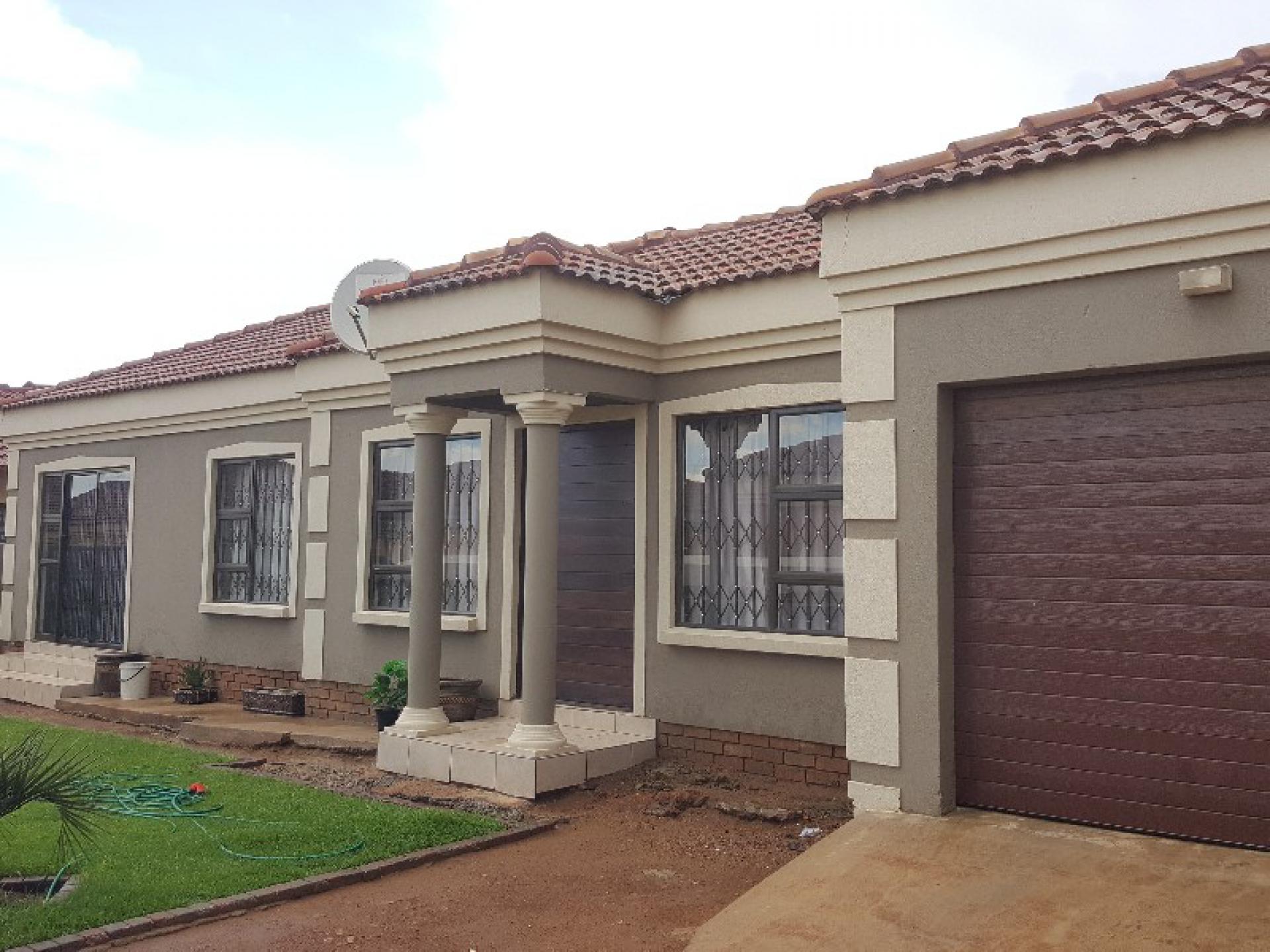 Front View of property in Roodekop