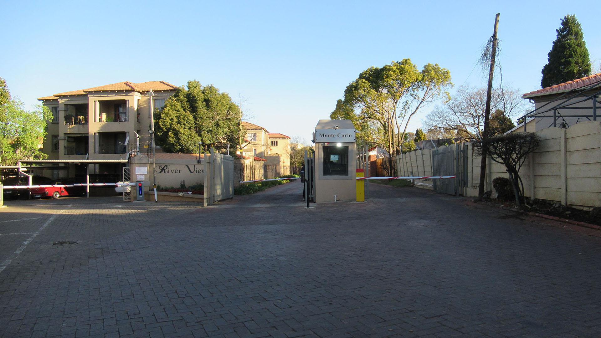 Front View of property in Weltevreden Park