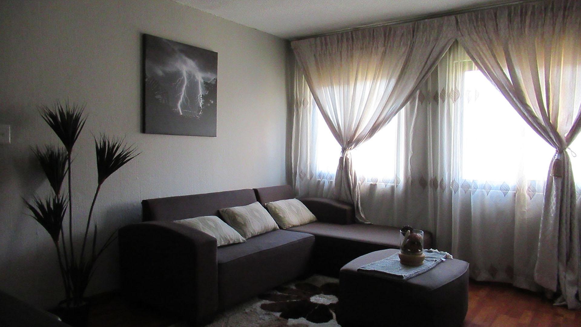 Lounges - 16 square meters of property in Weltevreden Park