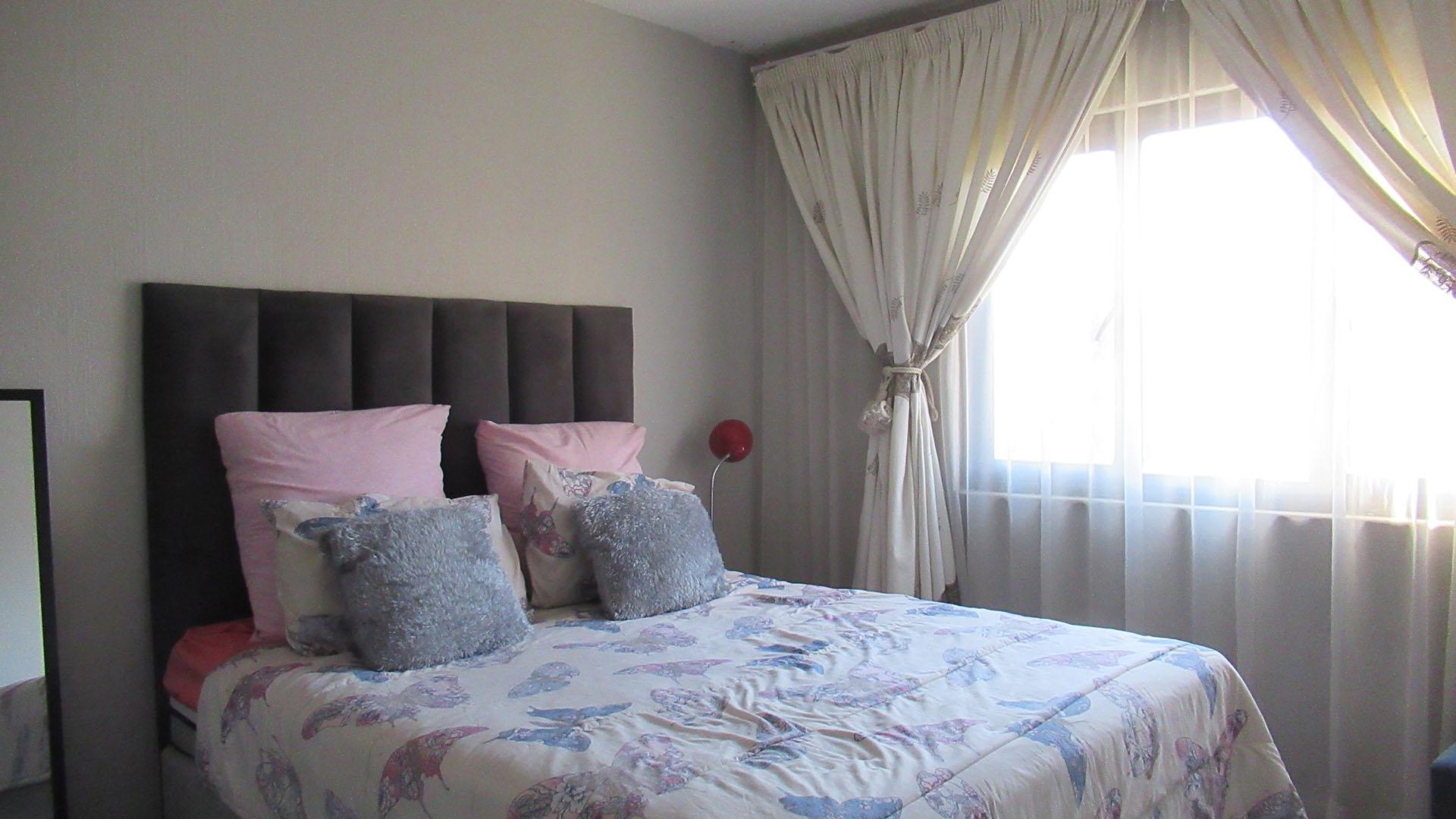 Bed Room 1 - 13 square meters of property in Weltevreden Park
