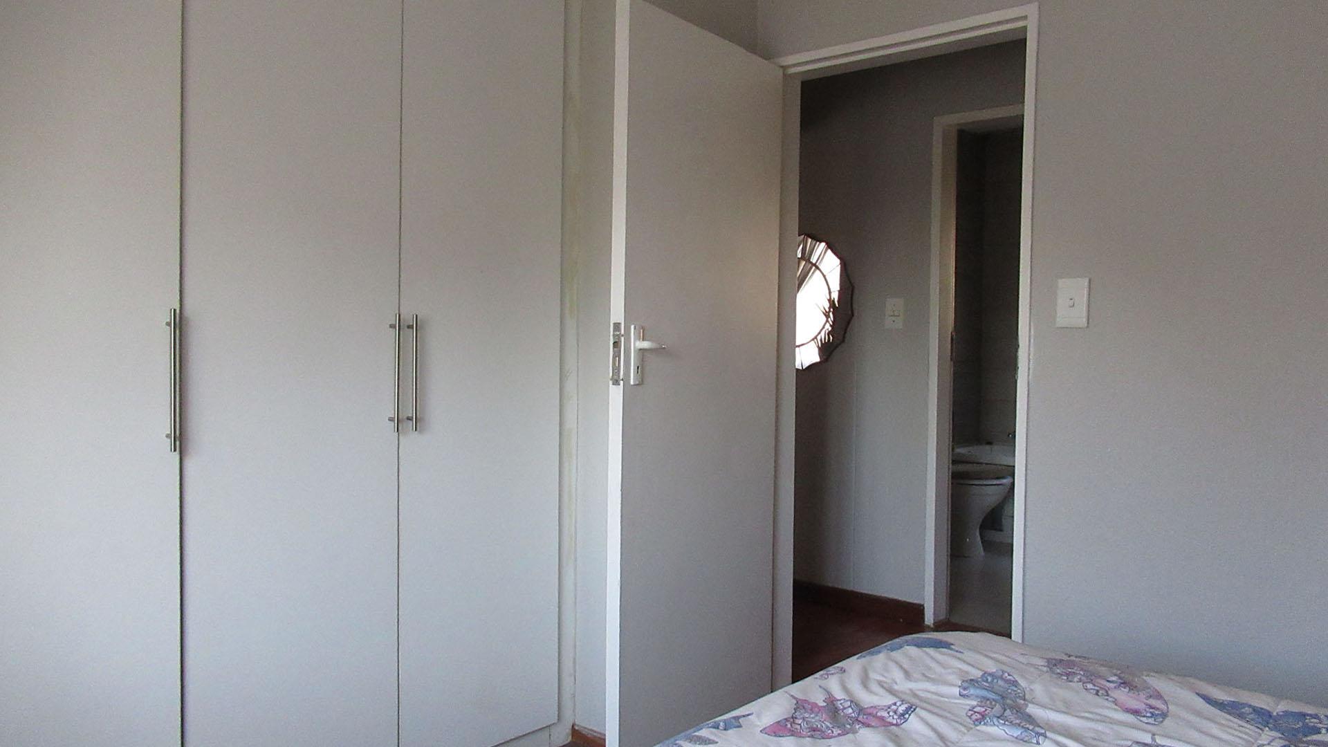 Bed Room 1 - 13 square meters of property in Weltevreden Park