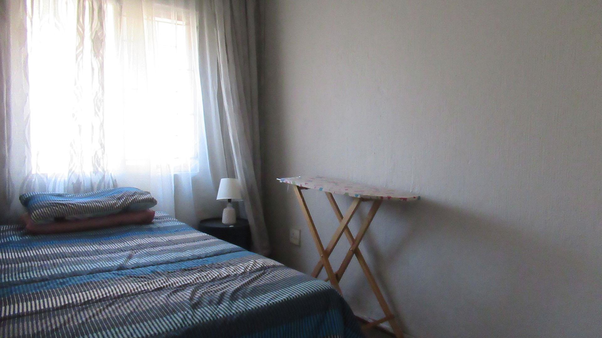 Bed Room 2 - 10 square meters of property in Weltevreden Park