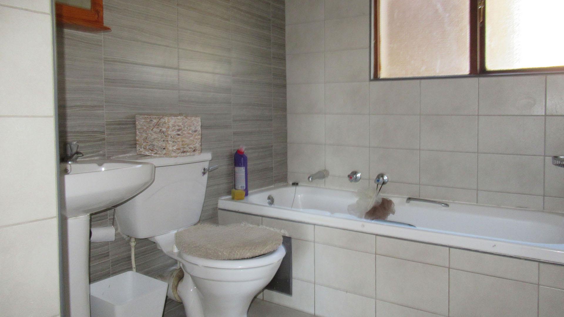 Bathroom 1 - 5 square meters of property in Weltevreden Park