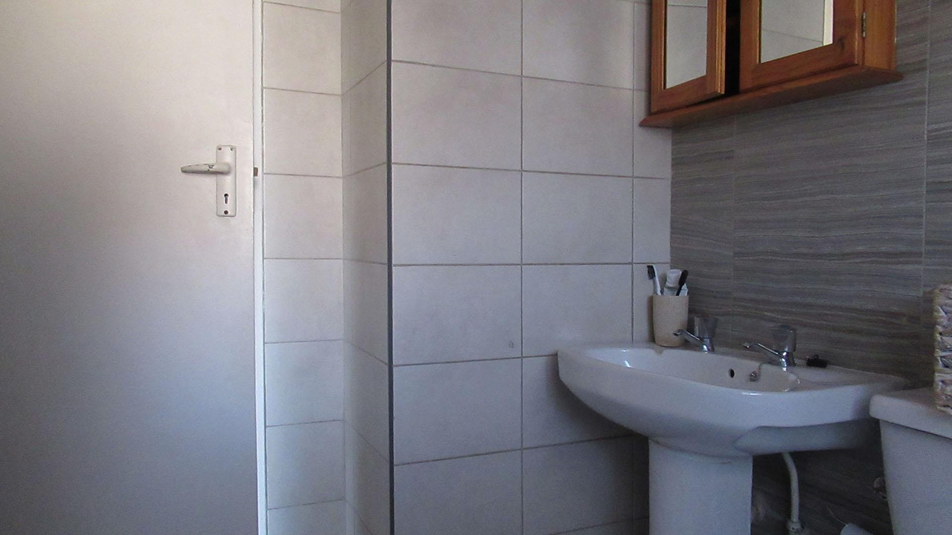 Bathroom 1 - 5 square meters of property in Weltevreden Park