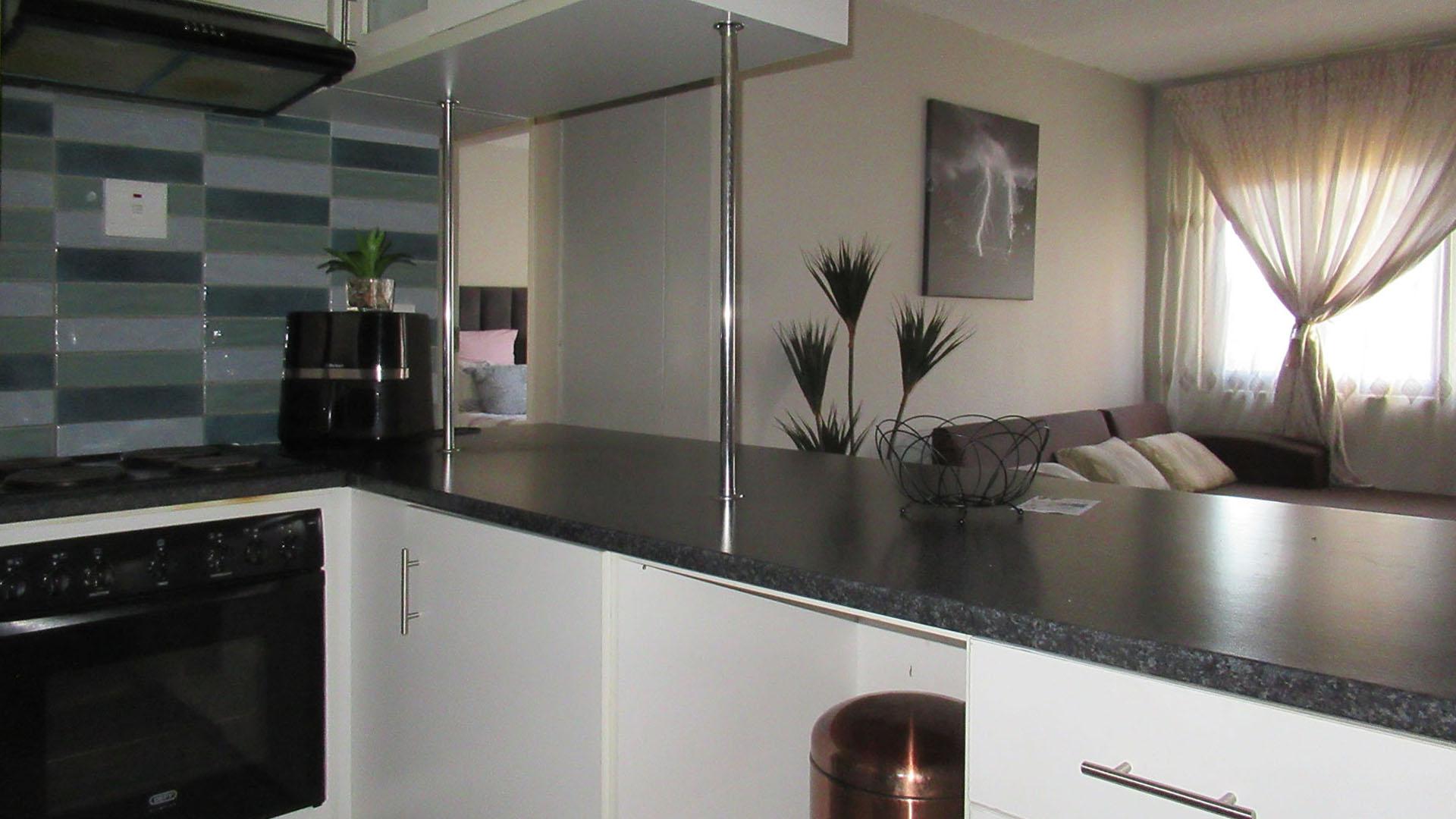 Kitchen - 10 square meters of property in Weltevreden Park