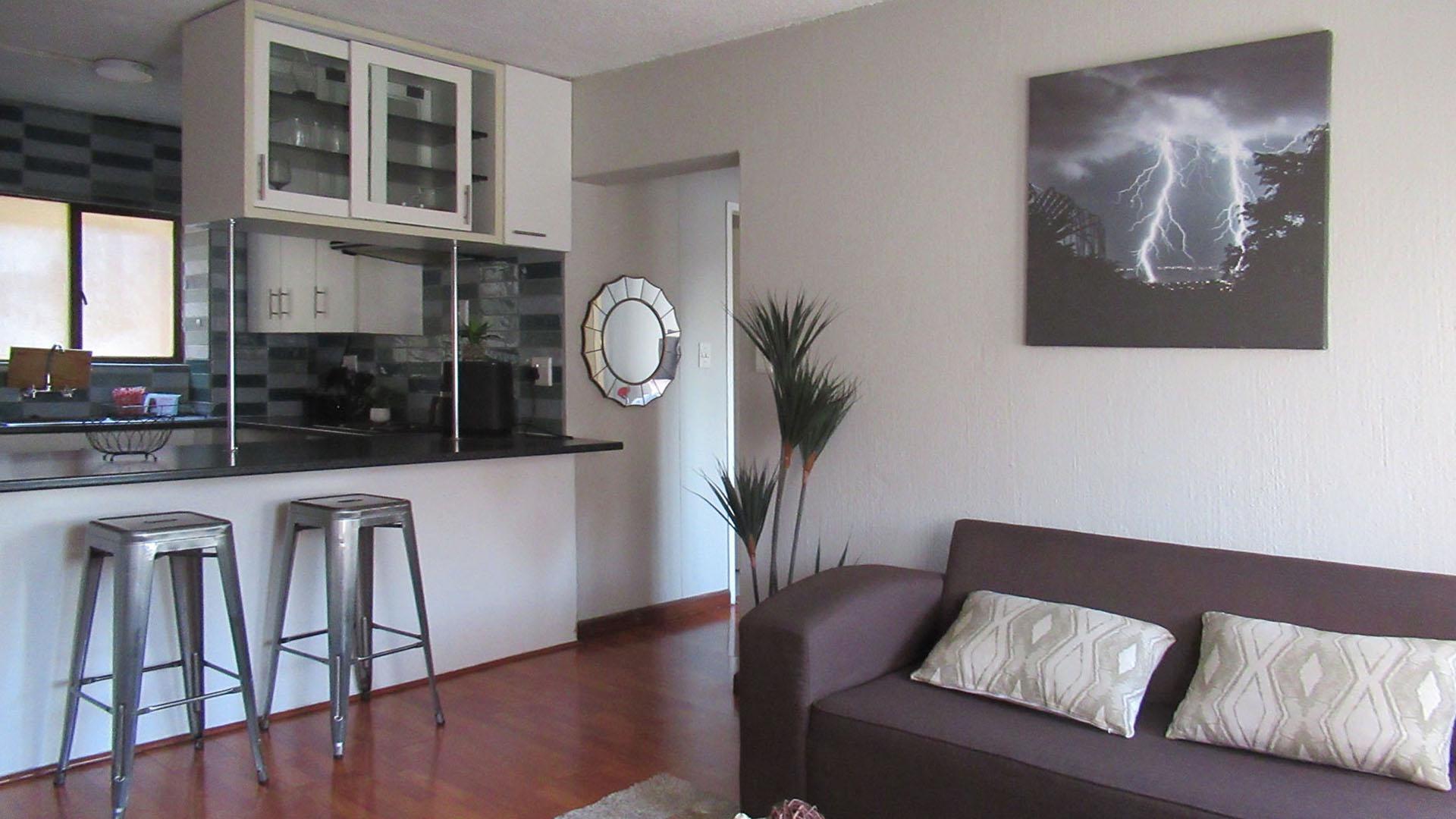 Lounges - 16 square meters of property in Weltevreden Park