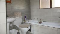 Bathroom 1 - 5 square meters of property in Weltevreden Park