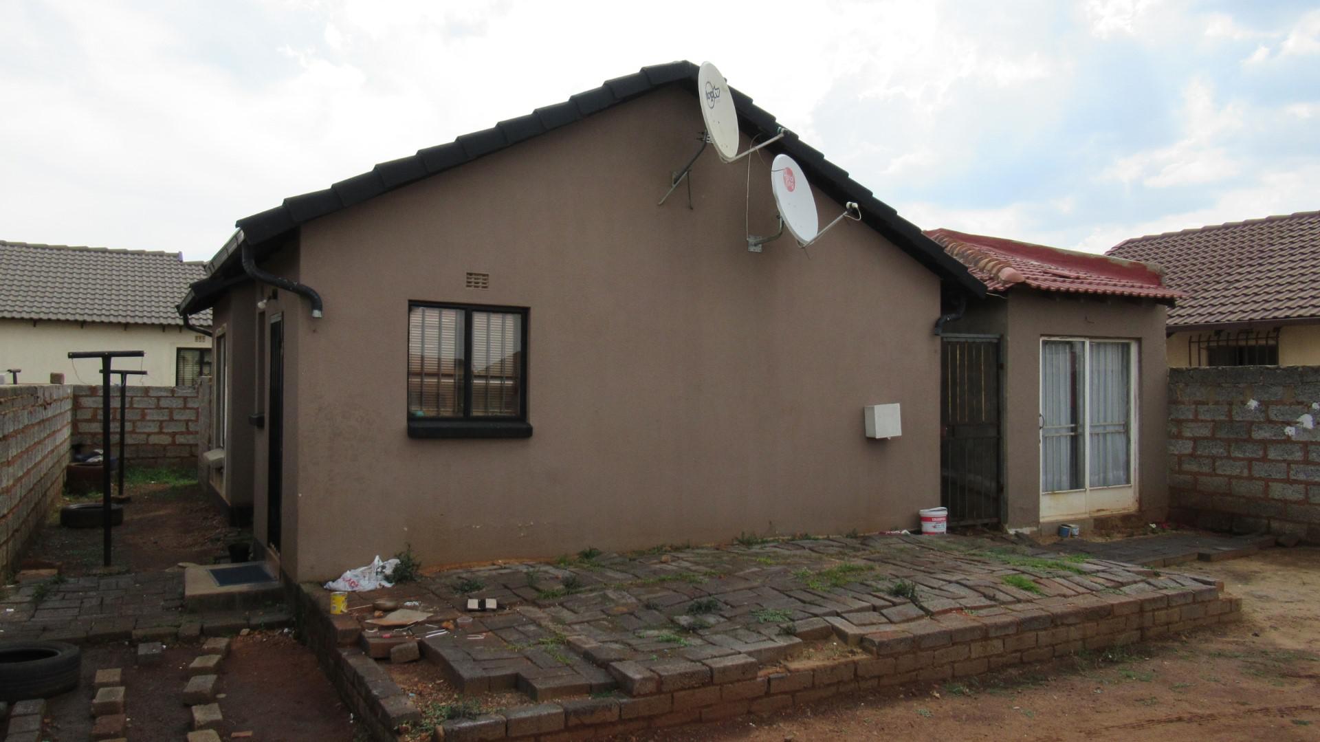 Front View of property in Roodekop