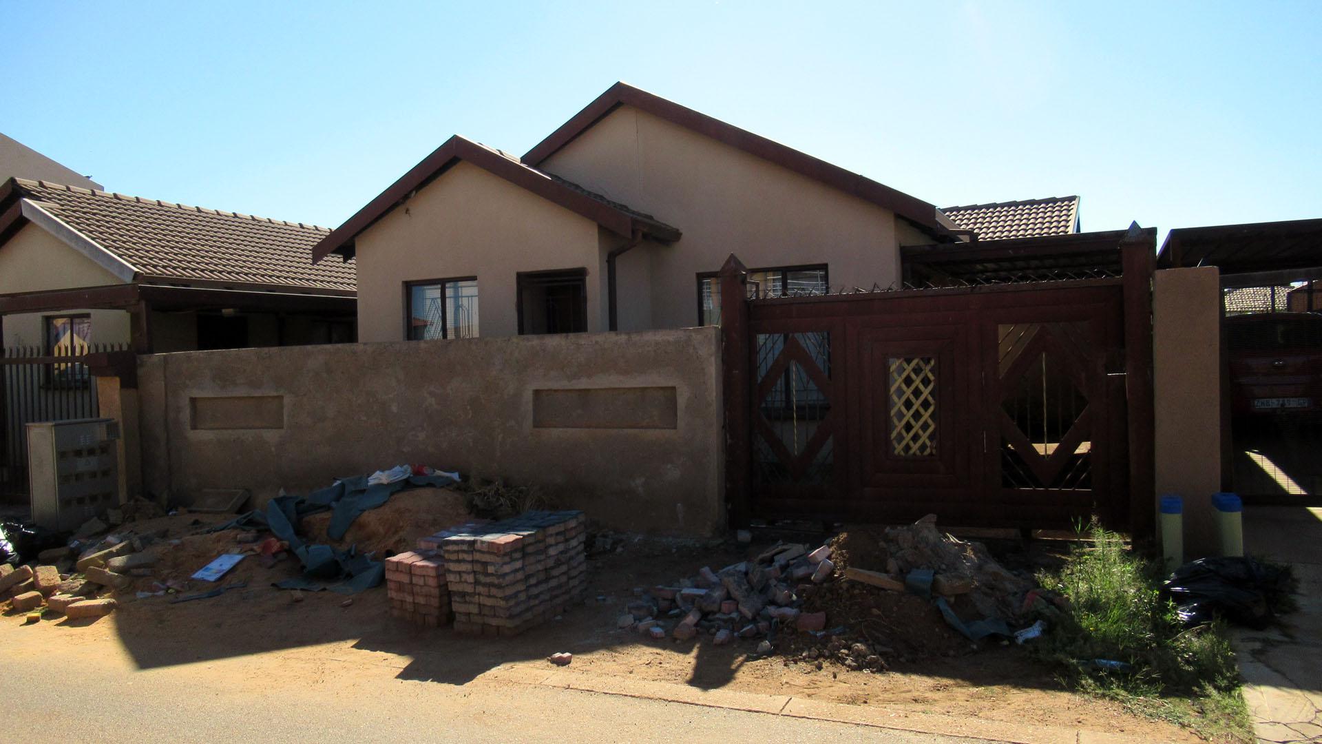 FNB Quick Sell 2 Bedroom House for Sale in Soshanguve East